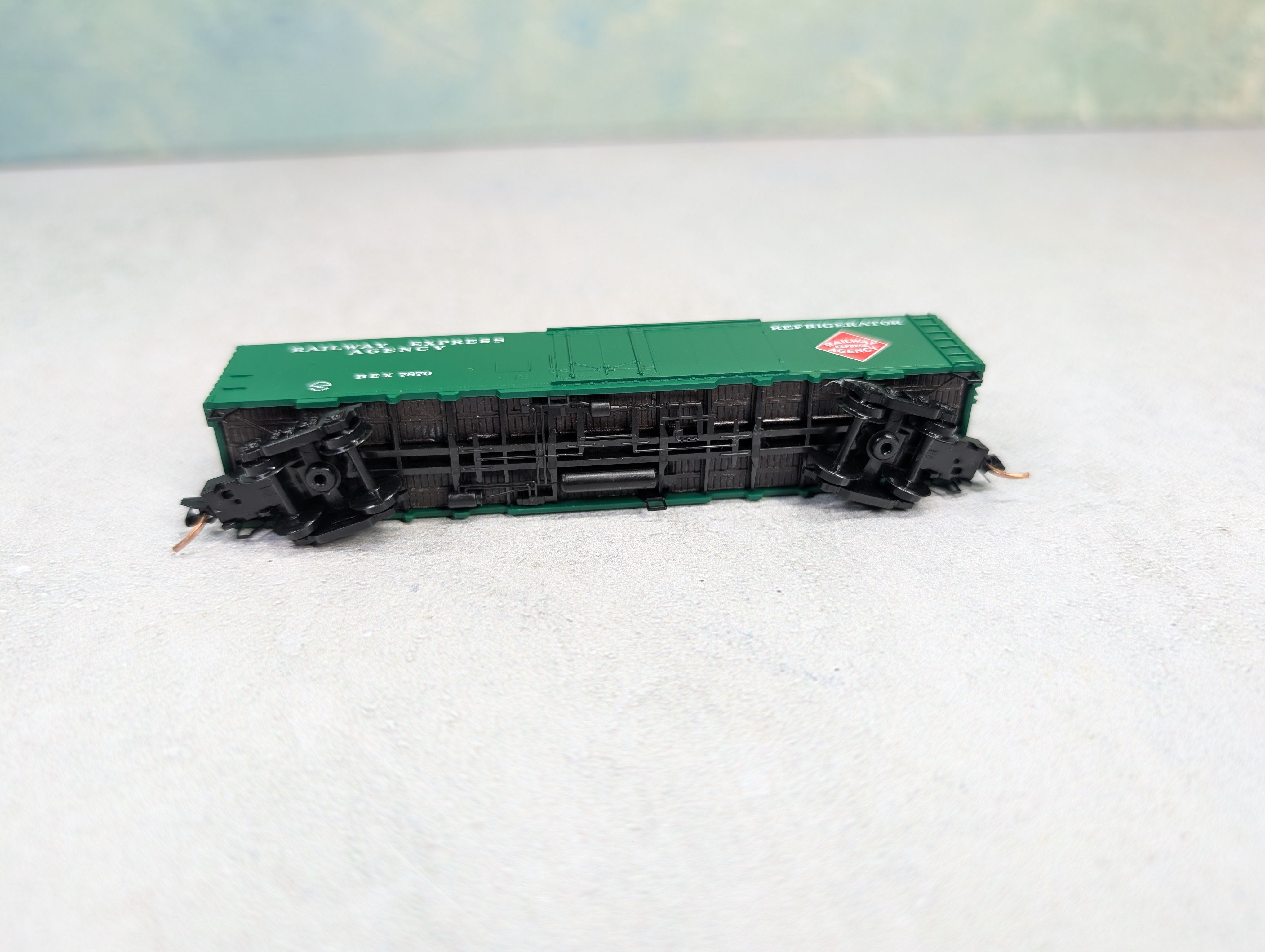 USED Micro-Trains N Scale 52' 2" Riveted Steel Express Reefer w/ Plug Door REA Express REX #7870