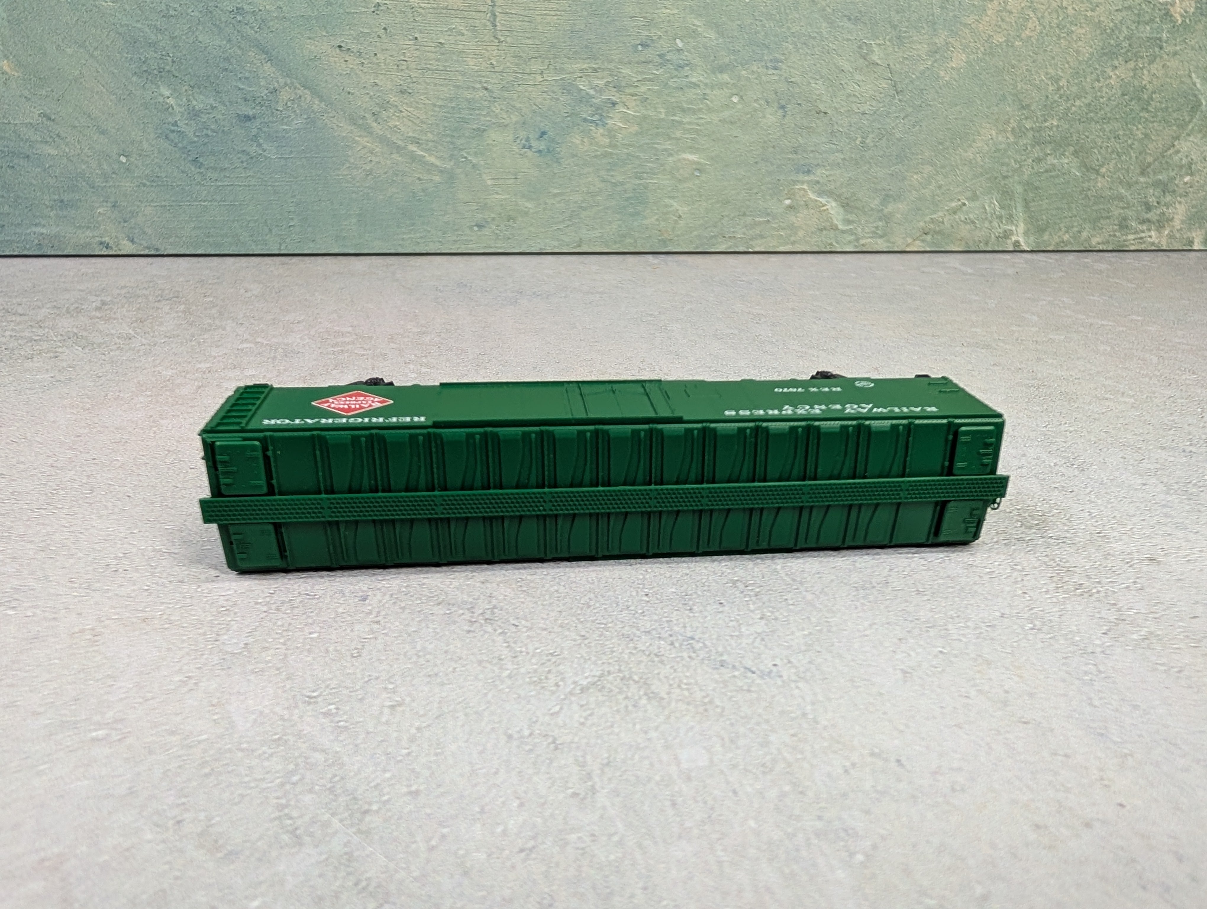 USED Micro-Trains N Scale 52' 2" Riveted Steel Express Reefer w/ Plug Door REA Express REX #7870