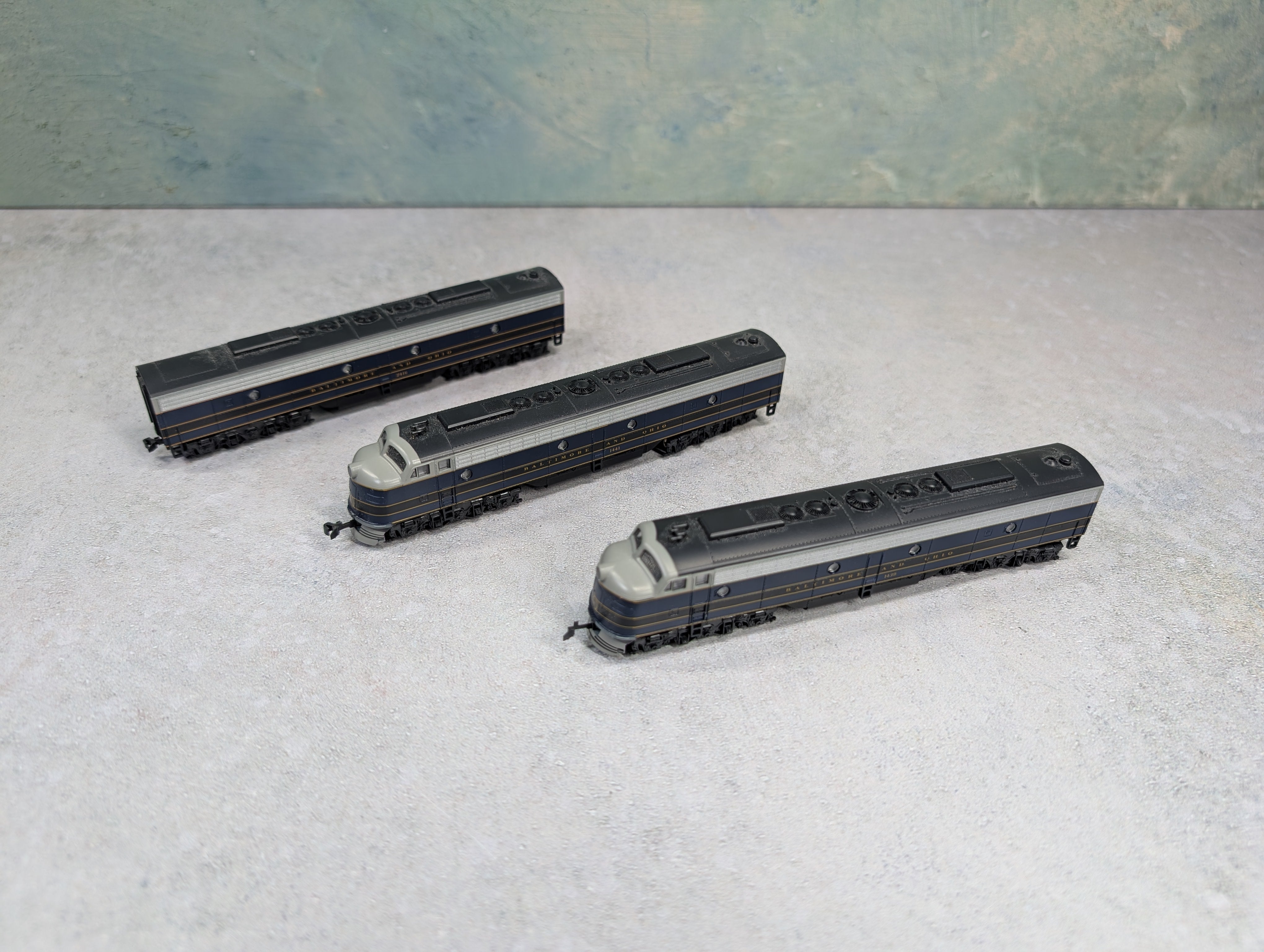 USED KATO N Scale Powered ABA Set of E8/9 Diesel Locomotives Baltimore and Ohio #1441, 2416, 1439 Runs Great DCC Ready
