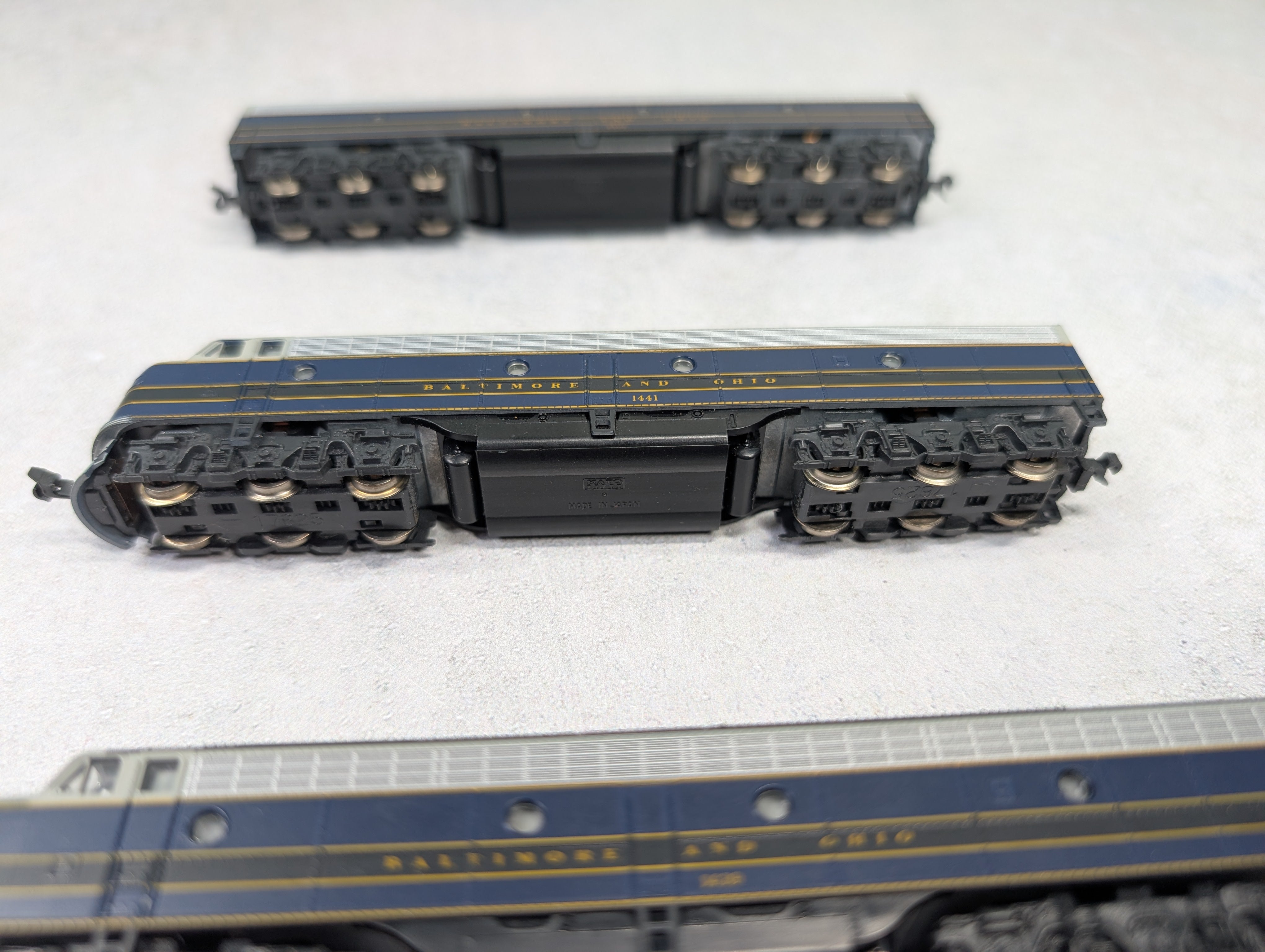 USED KATO N Scale Powered ABA Set of E8/9 Diesel Locomotives Baltimore and Ohio #1441, 2416, 1439 Runs Great DCC Ready