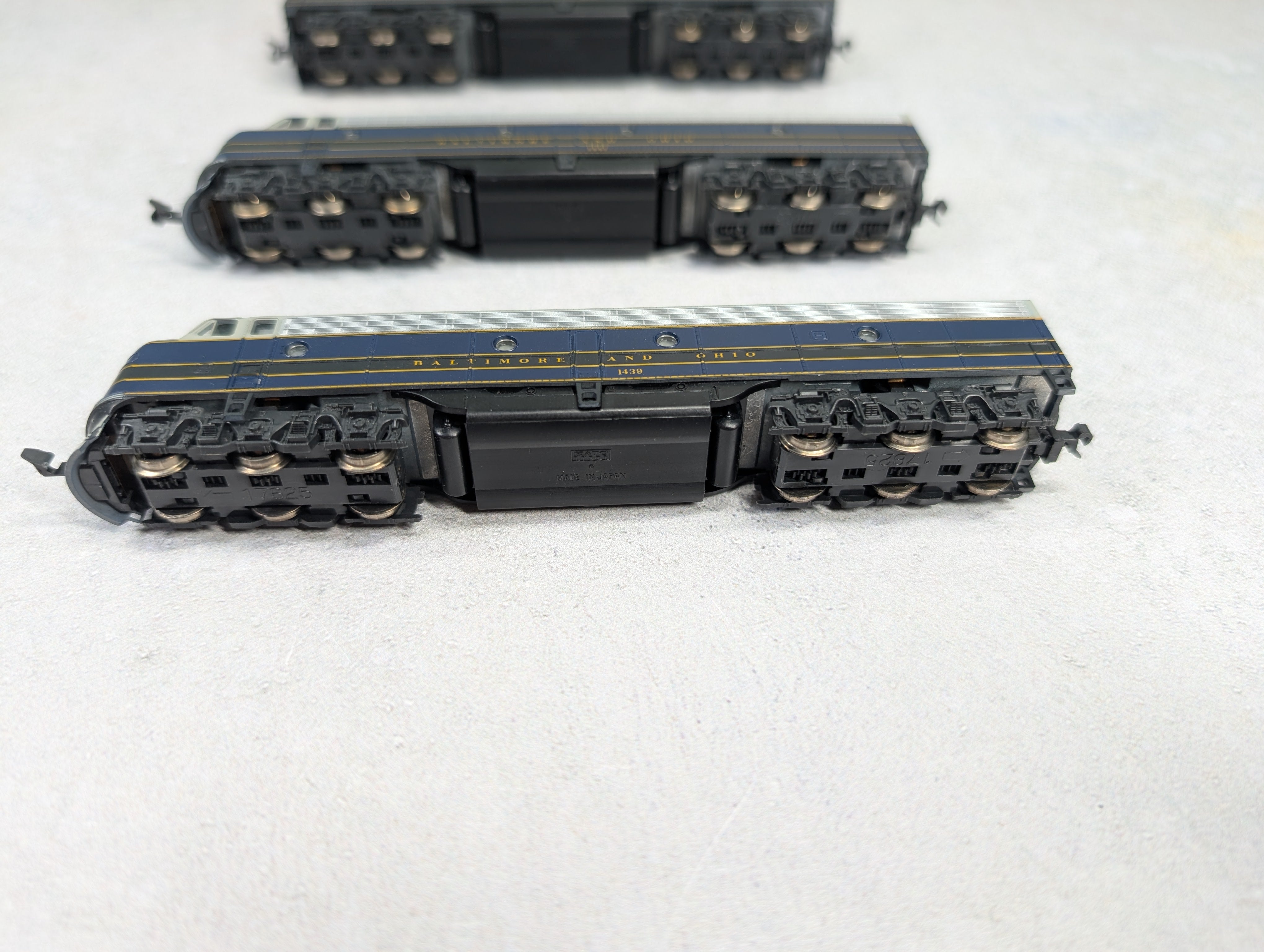 USED KATO N Scale Powered ABA Set of E8/9 Diesel Locomotives Baltimore and Ohio #1441, 2416, 1439 Runs Great DCC Ready
