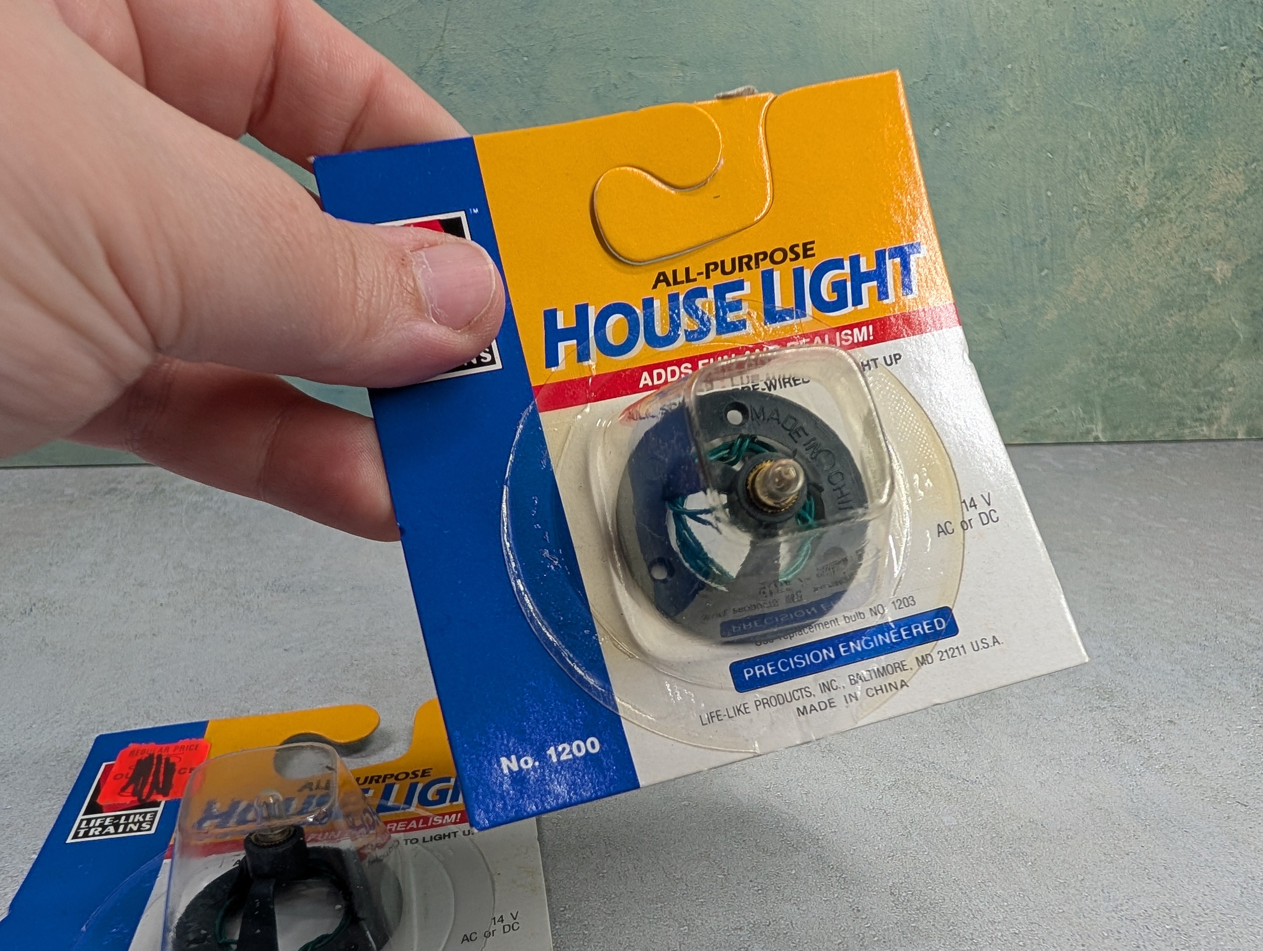 USED Life-Like 1200 MULTI Scale All-Purpose Model Train House Light (2 pcs)