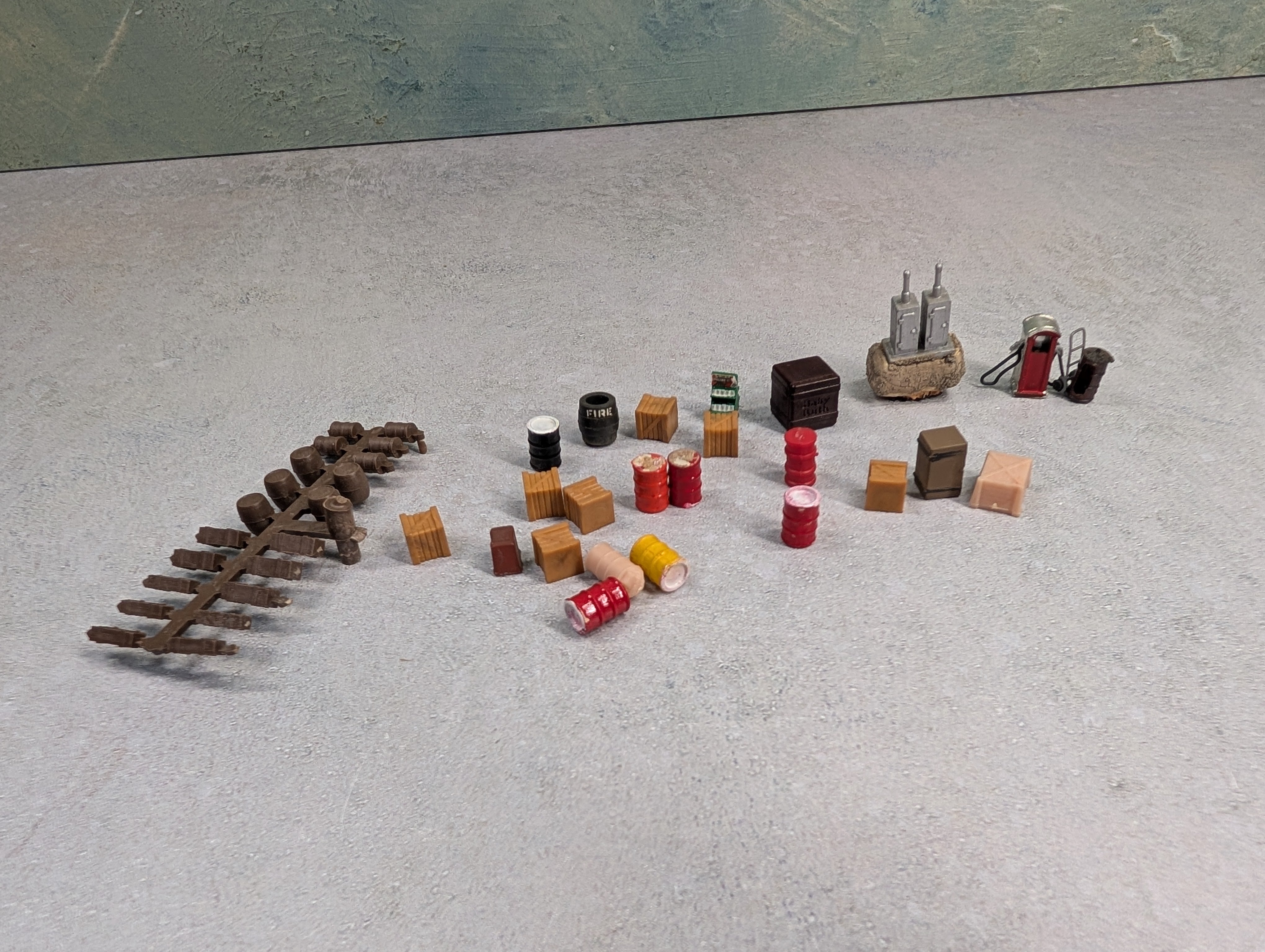 USED HO Scale Lot of Barrels, Crates, & More, Detail Parts