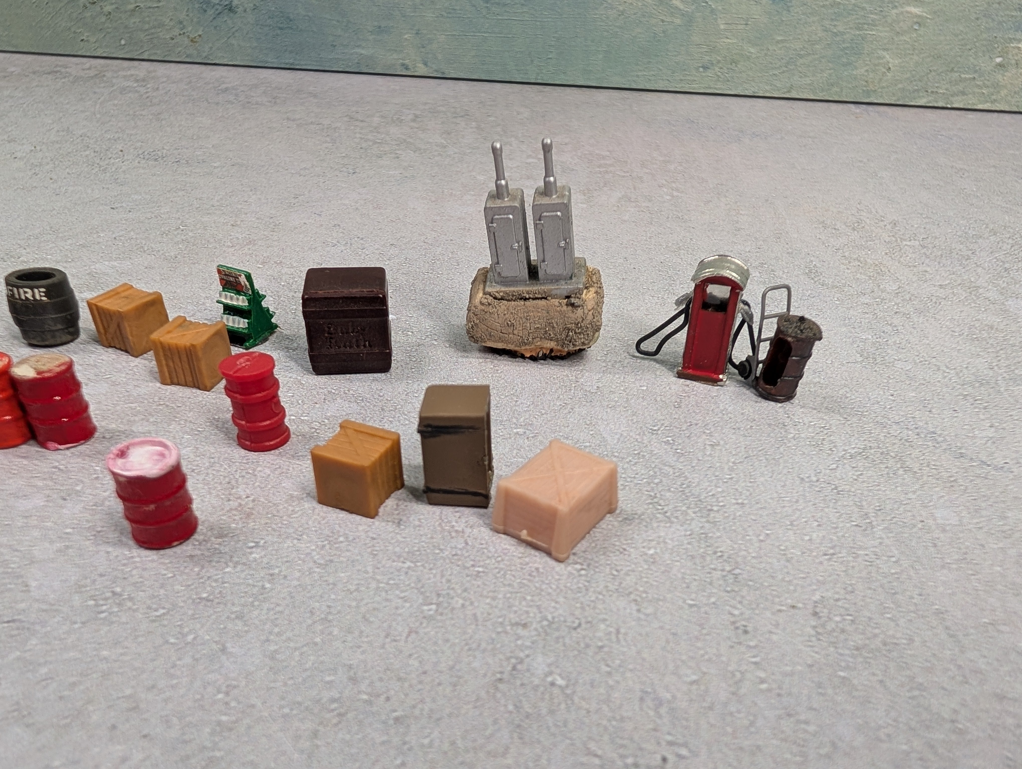 USED HO Scale Lot of Barrels, Crates, & More, Detail Parts