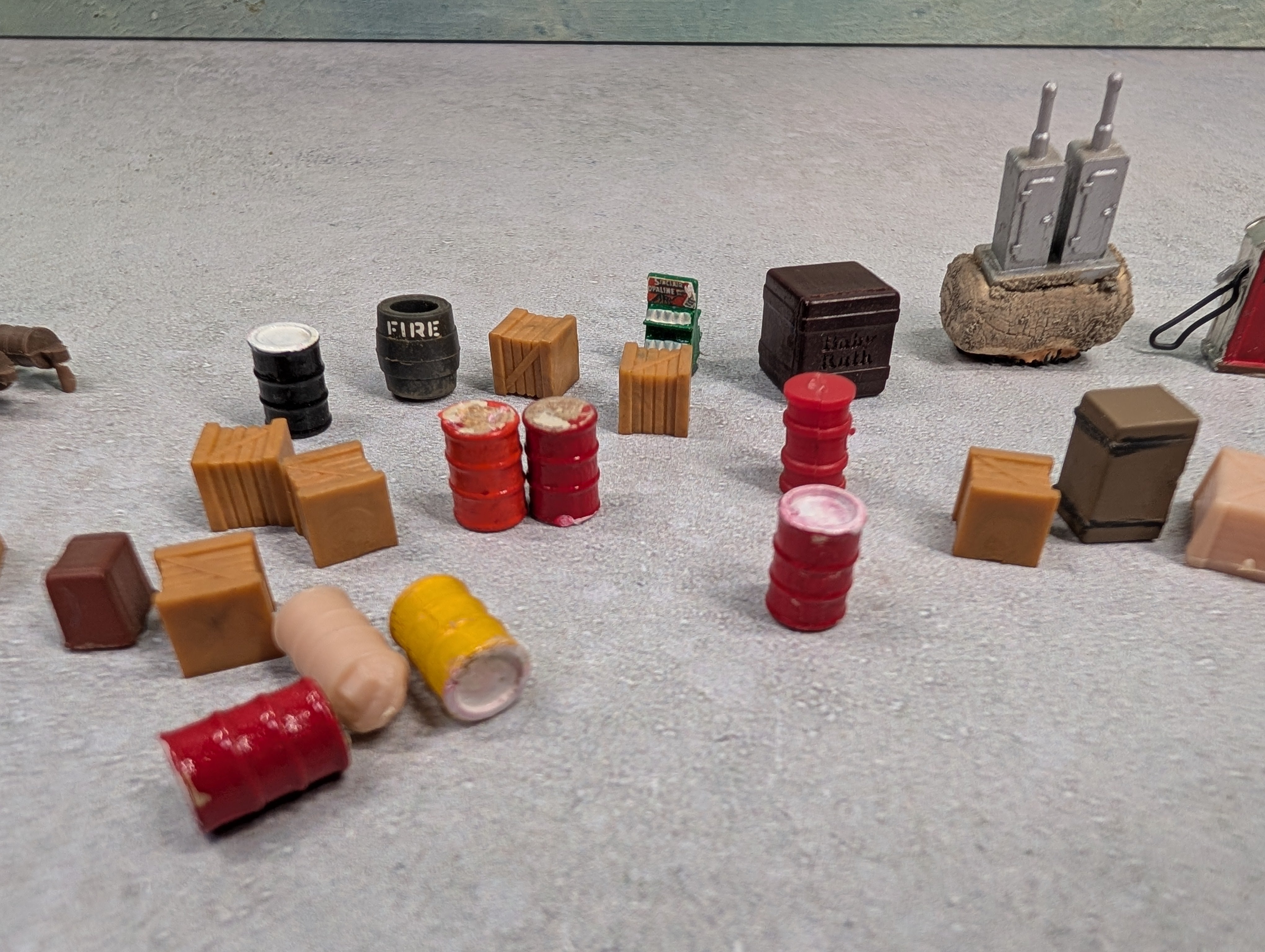 USED HO Scale Lot of Barrels, Crates, & More, Detail Parts