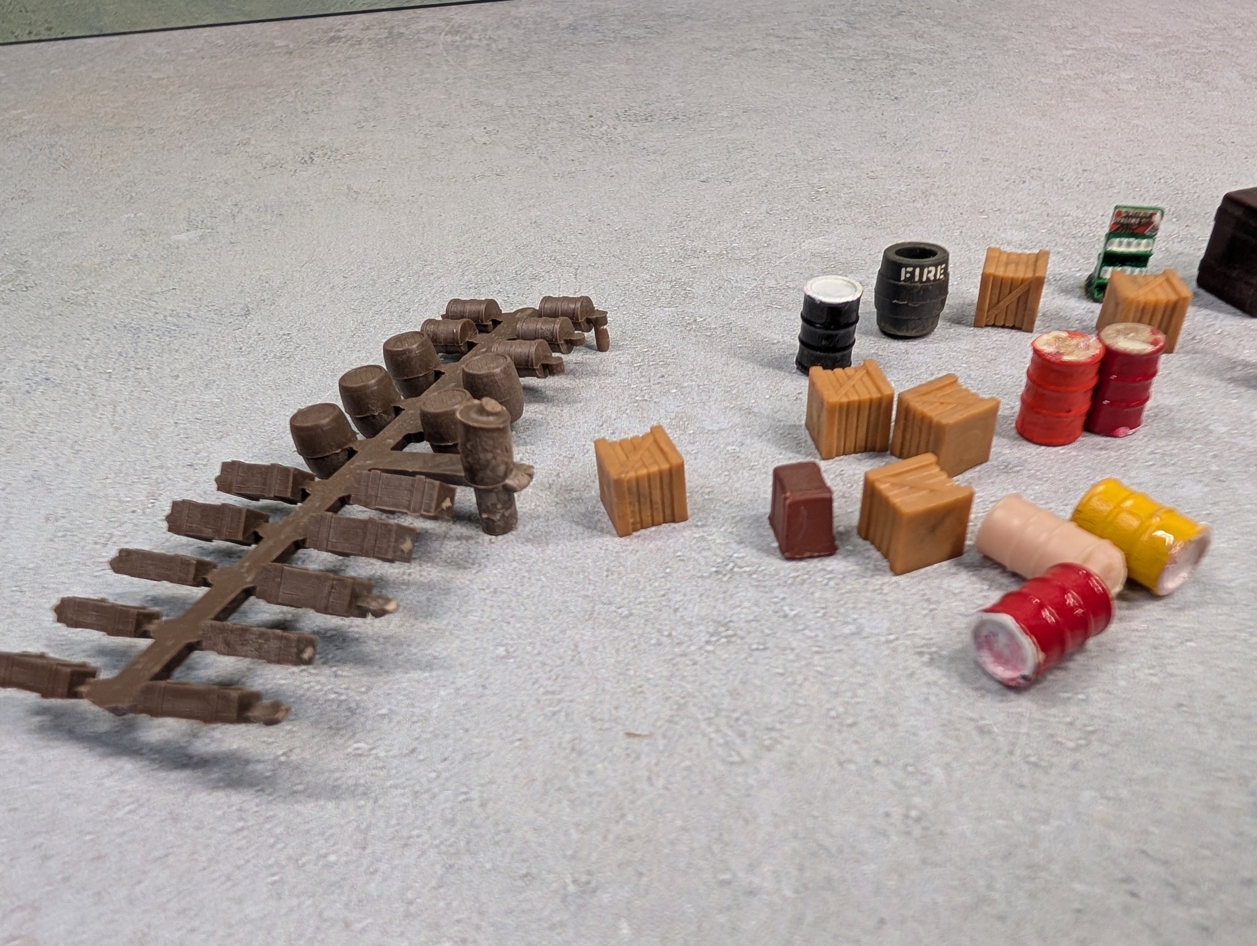 USED HO Scale Lot of Barrels, Crates, & More, Detail Parts