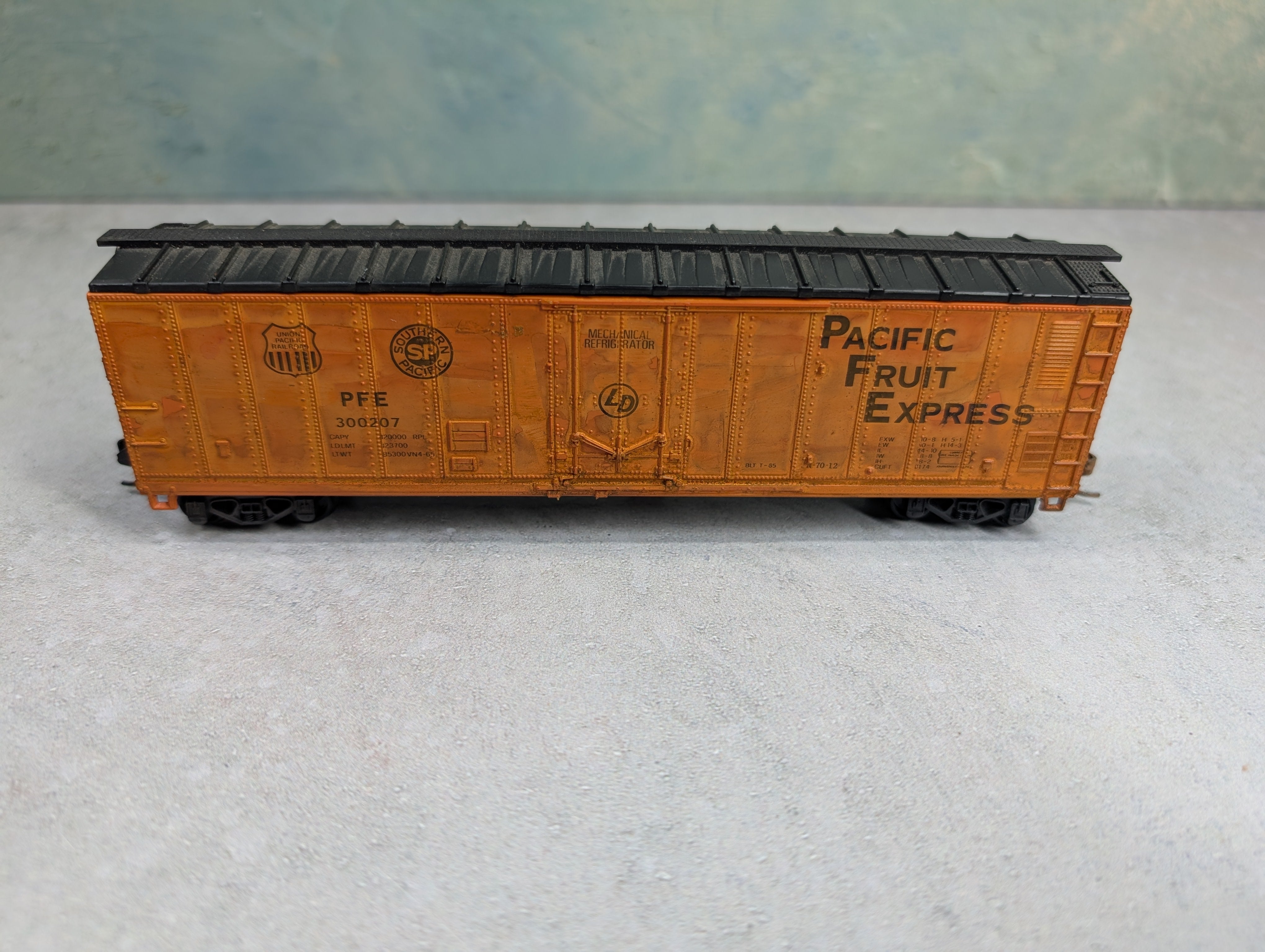 USED LIMA HO Scale 50' Reefer Box Car Pacific Fruit Express PFE #300207 Kadees & Weathered