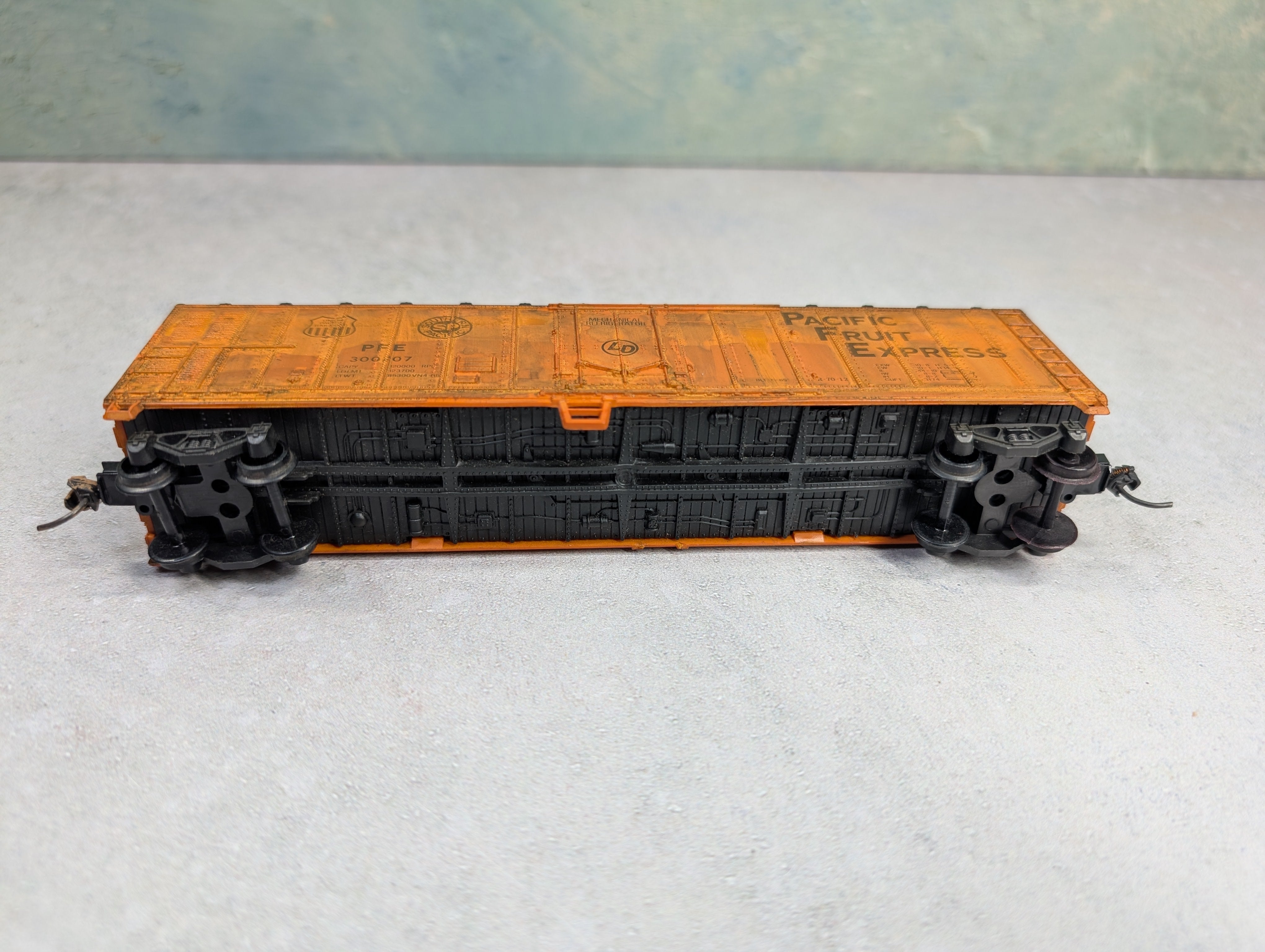 USED LIMA HO Scale 50' Reefer Box Car Pacific Fruit Express PFE #300207 Kadees & Weathered