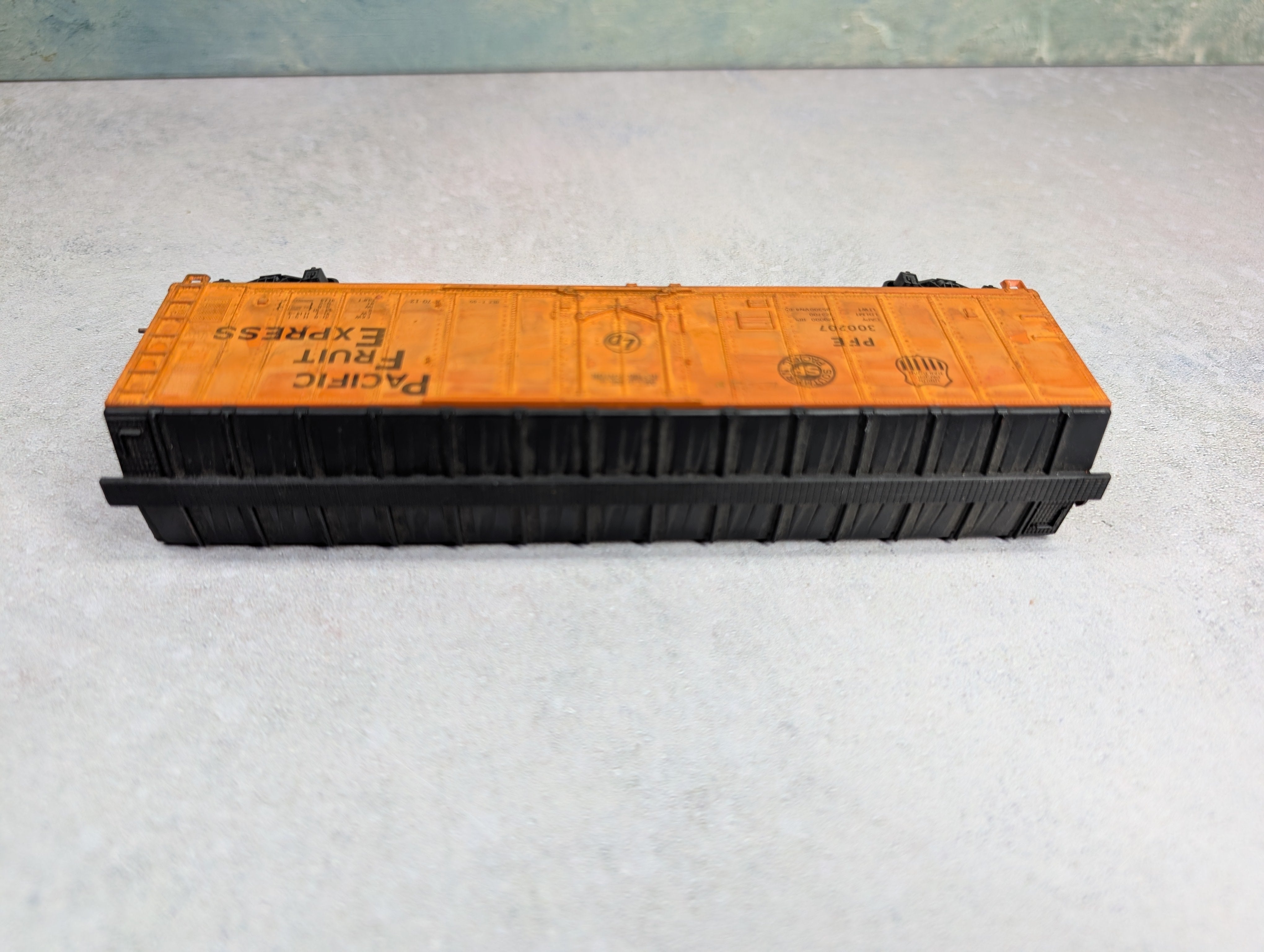 USED LIMA HO Scale 50' Reefer Box Car Pacific Fruit Express PFE #300207 Kadees & Weathered