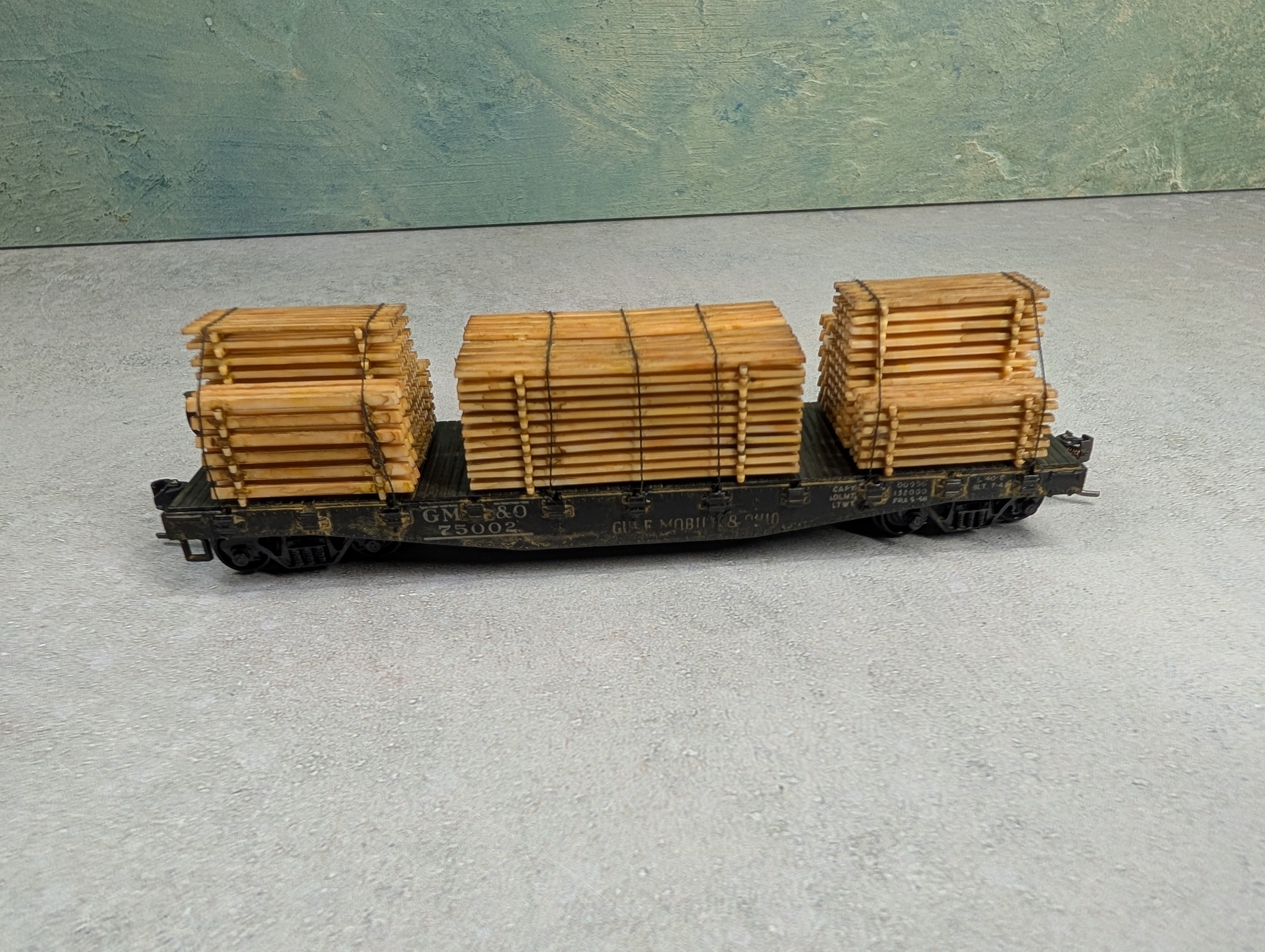 USED Athearn HO Scale 40' Flat Car Gulf, Mobile & Ohio GM&O #75002 Kadees & Weathered w/ Lumber Load