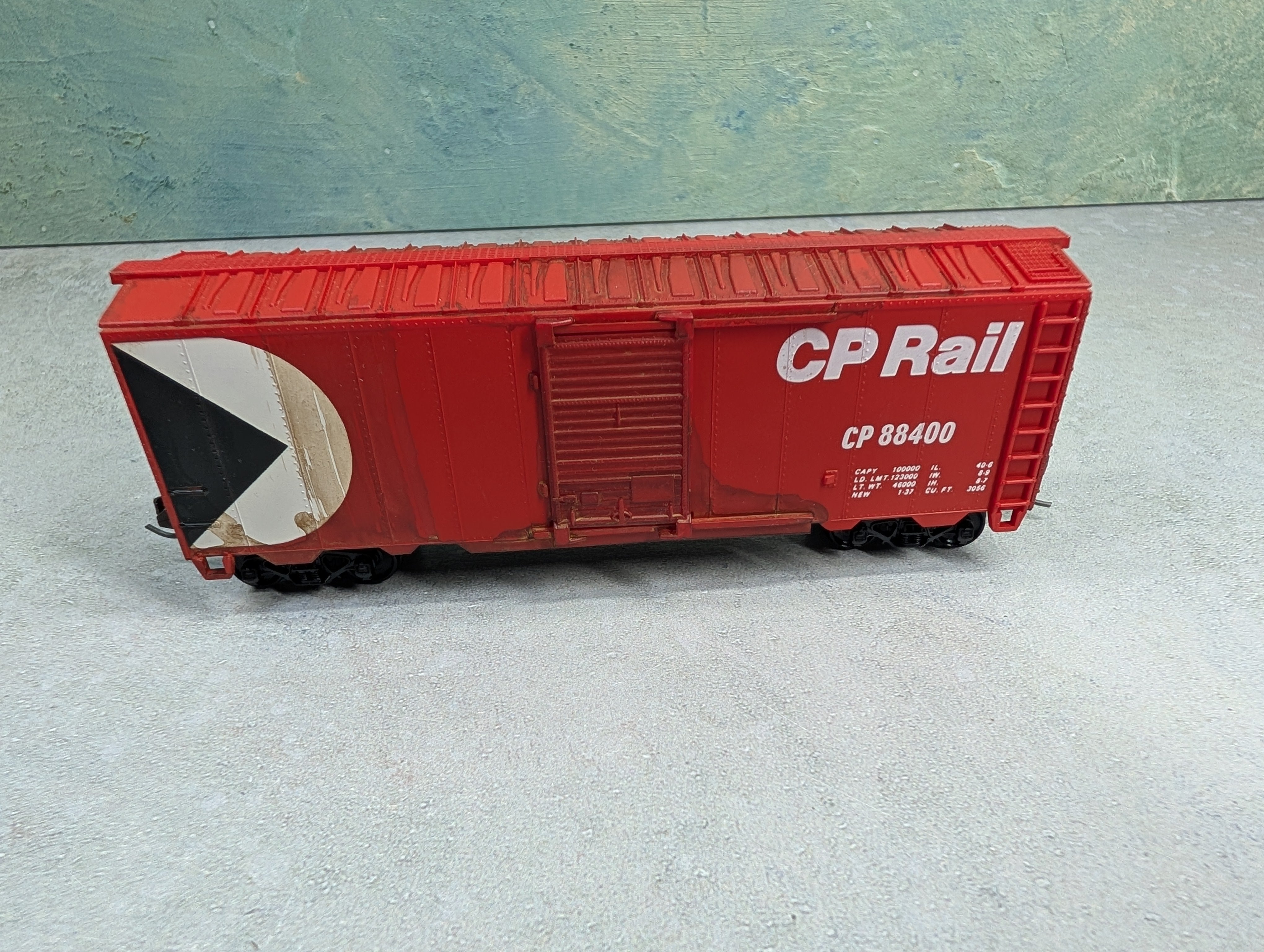 USED Lionel HO Scale 40' Box Car Canadian Pacific CP #88400 Upgraded Gearbox, Lightly Weathered