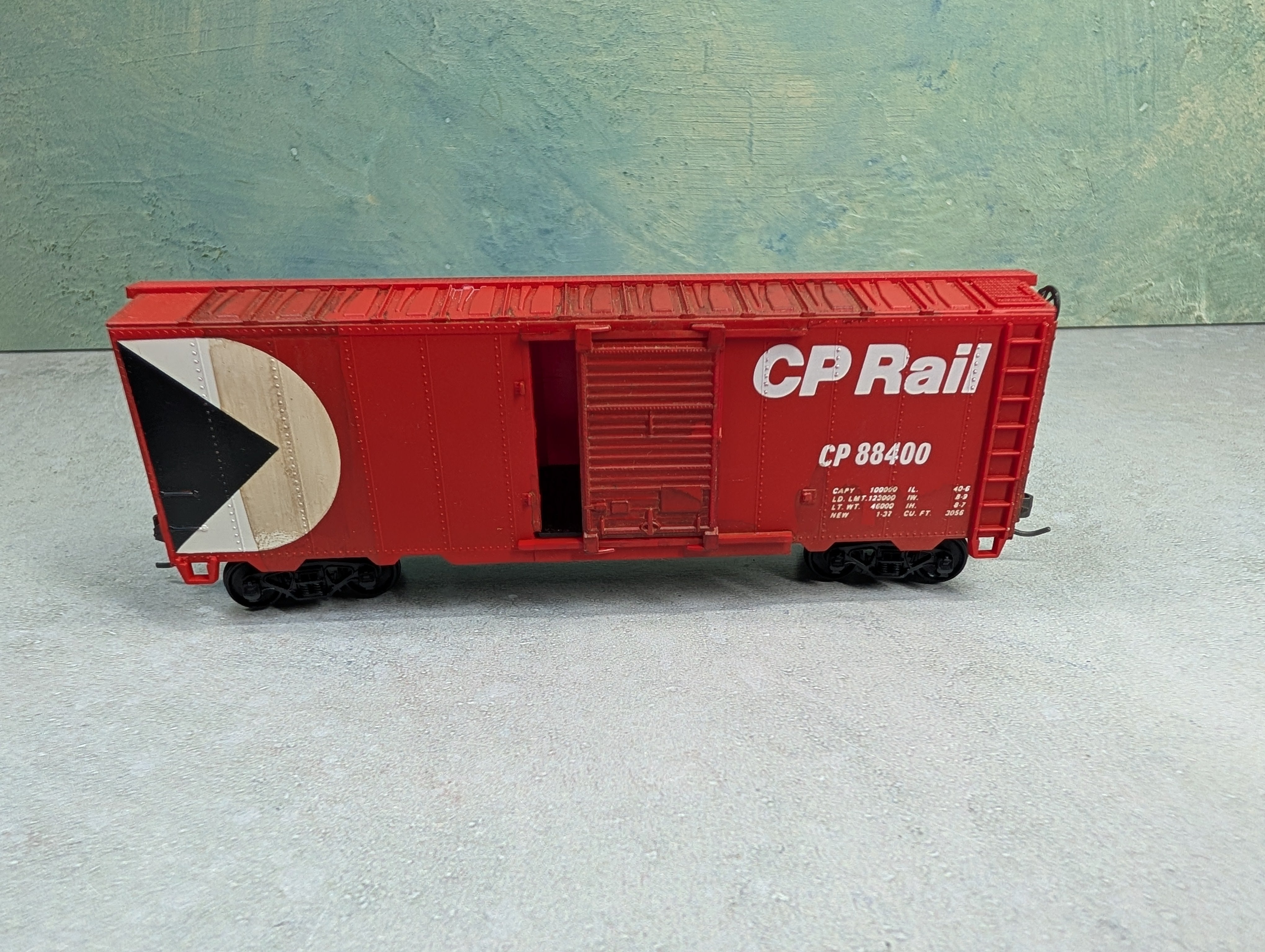 USED Lionel HO Scale 40' Box Car Canadian Pacific CP #88400 Upgraded Gearbox, Lightly Weathered