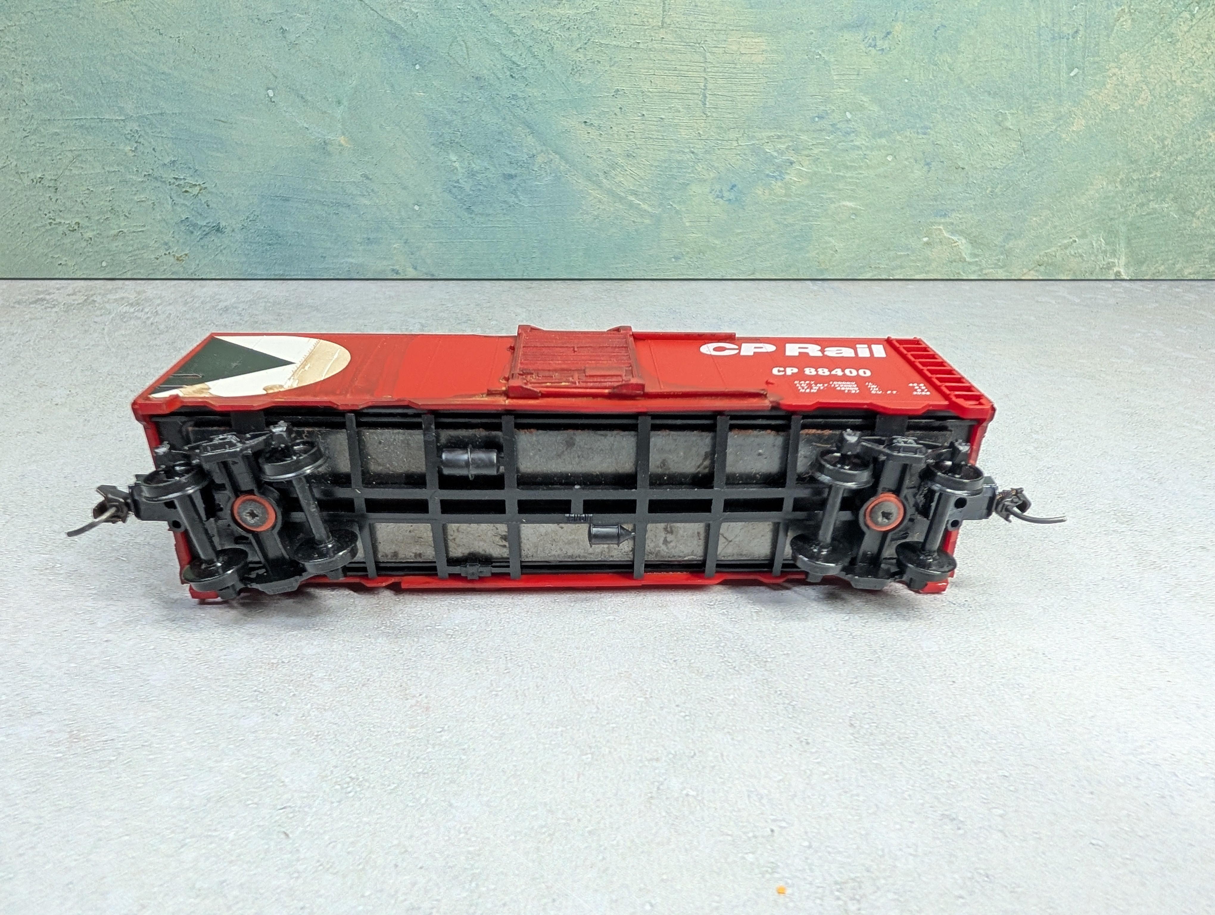 USED Lionel HO Scale 40' Box Car Canadian Pacific CP #88400 Upgraded Gearbox, Lightly Weathered
