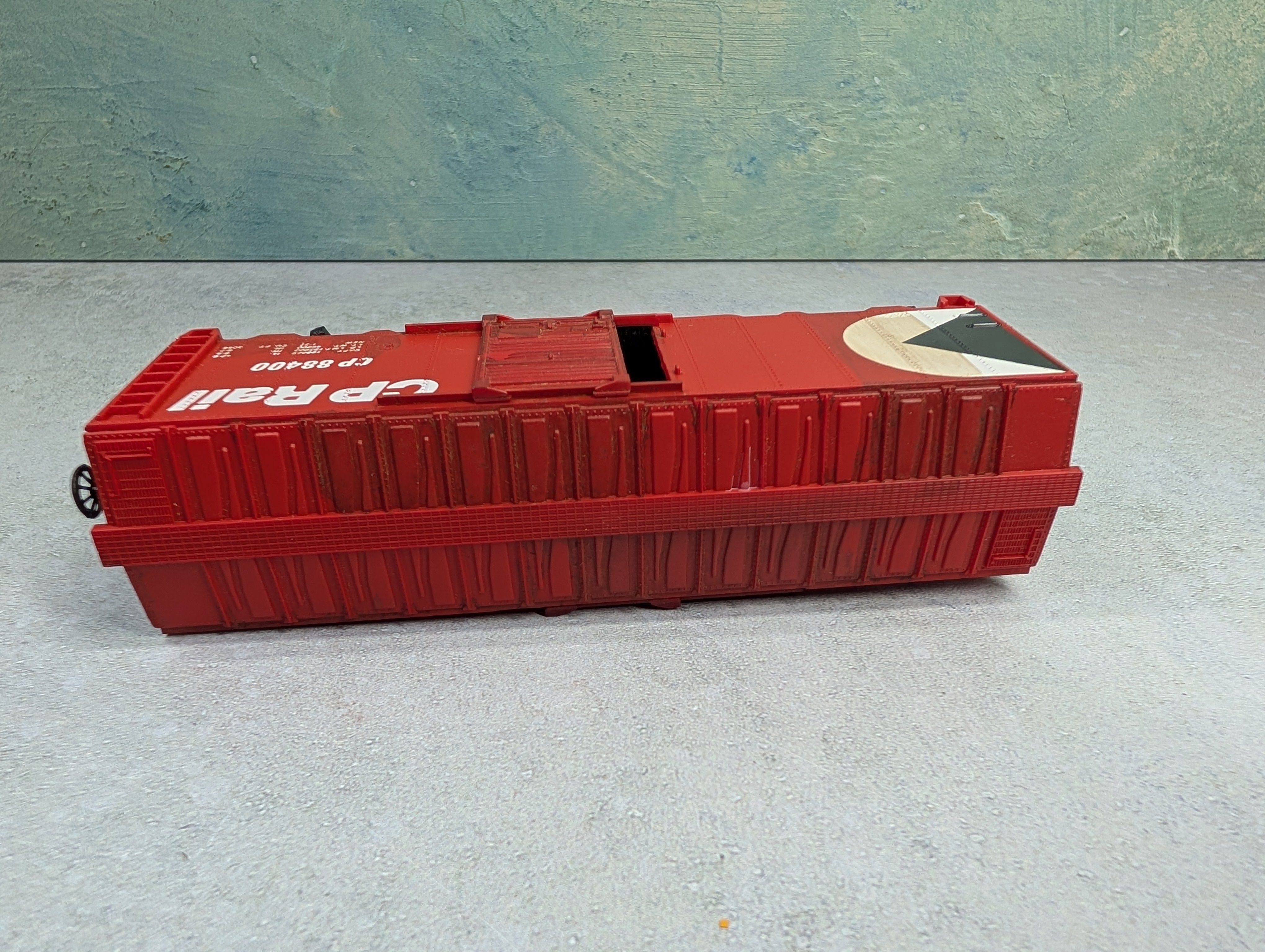 USED Lionel HO Scale 40' Box Car Canadian Pacific CP #88400 Upgraded Gearbox, Lightly Weathered