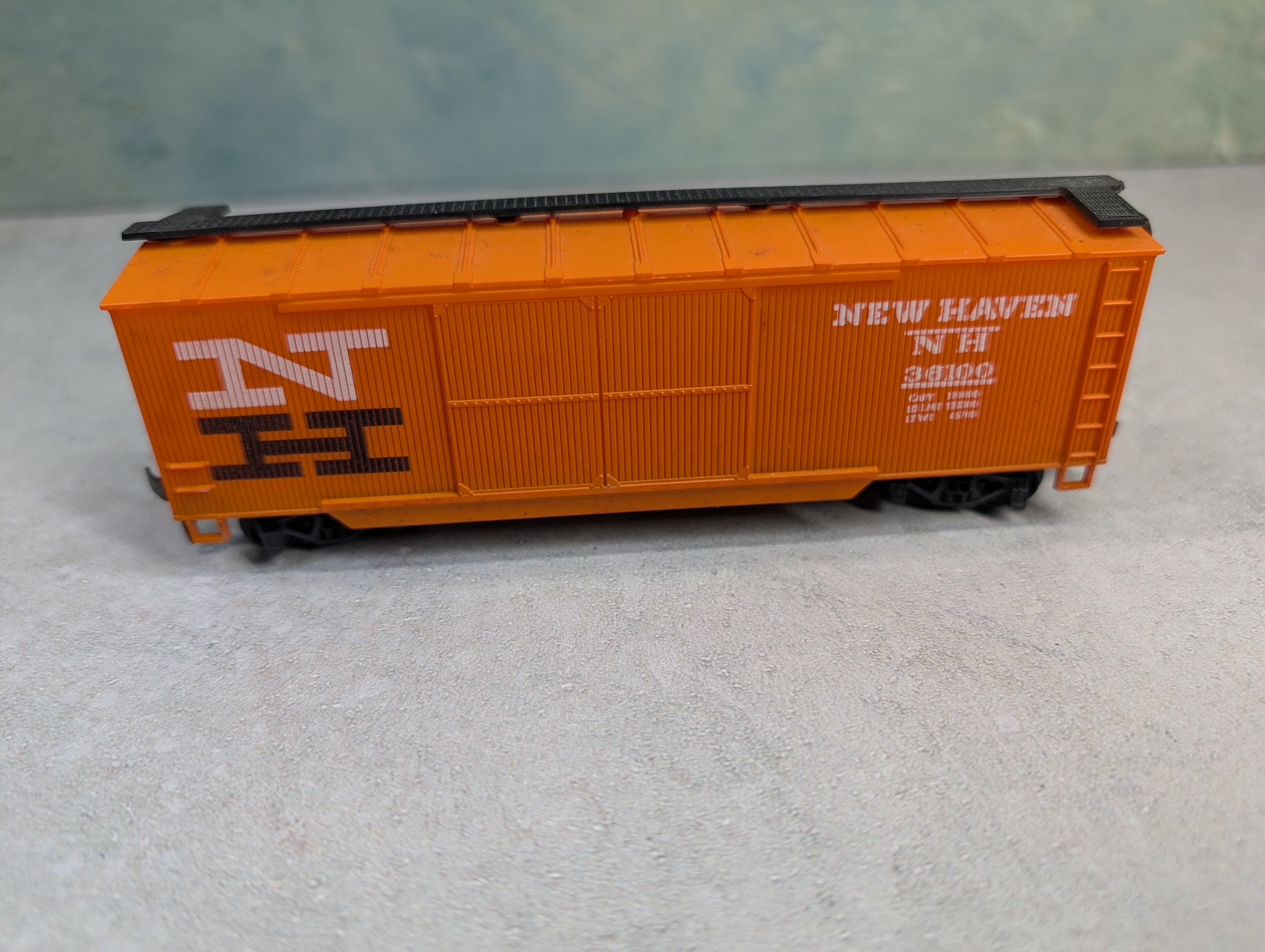 USED ROCO HO Scale 40' DD Wooden Box Car New Haven NH #36100