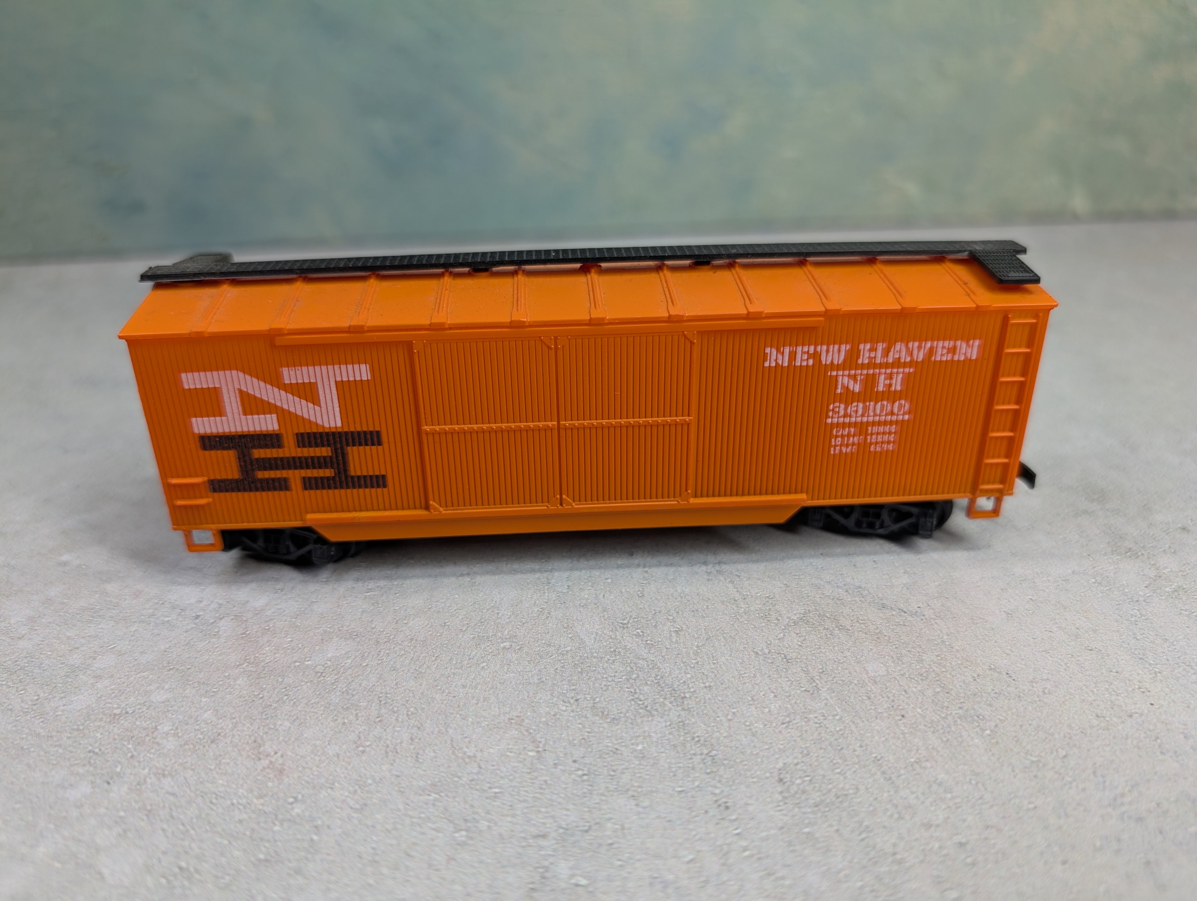 USED ROCO HO Scale 40' DD Wooden Box Car New Haven NH #36100