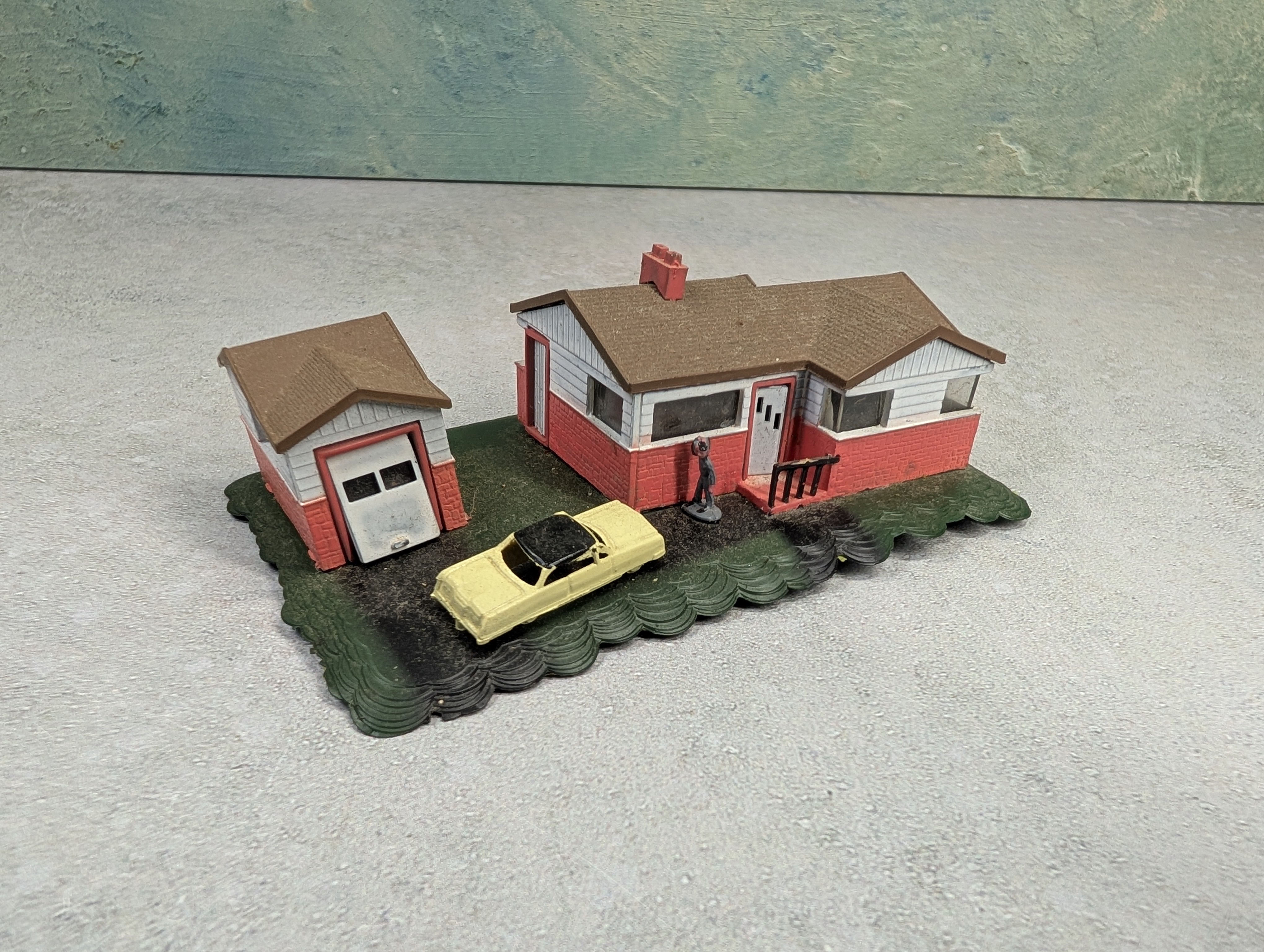 USED Bachmann N Scale White & Pink House w/ Garage & Car