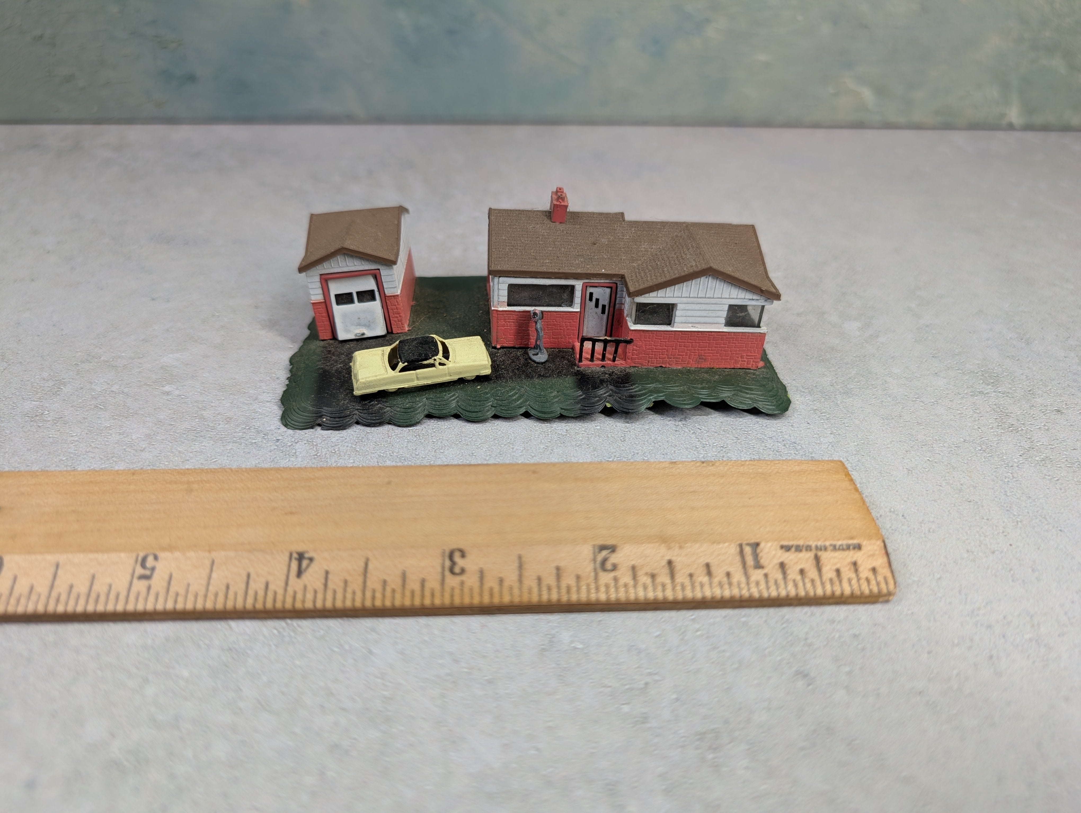 USED Bachmann N Scale White & Pink House w/ Garage & Car