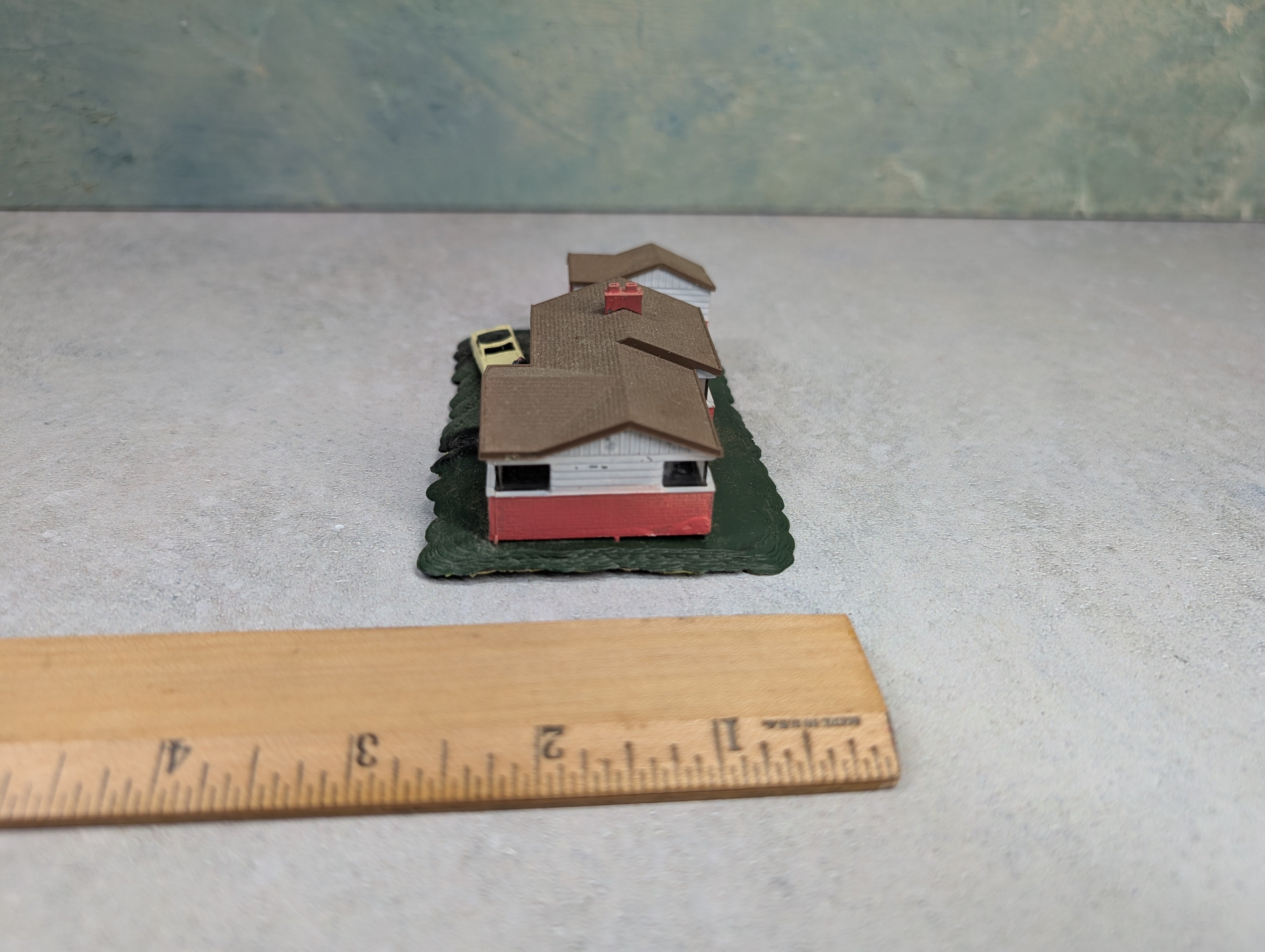 USED Bachmann N Scale White & Pink House w/ Garage & Car