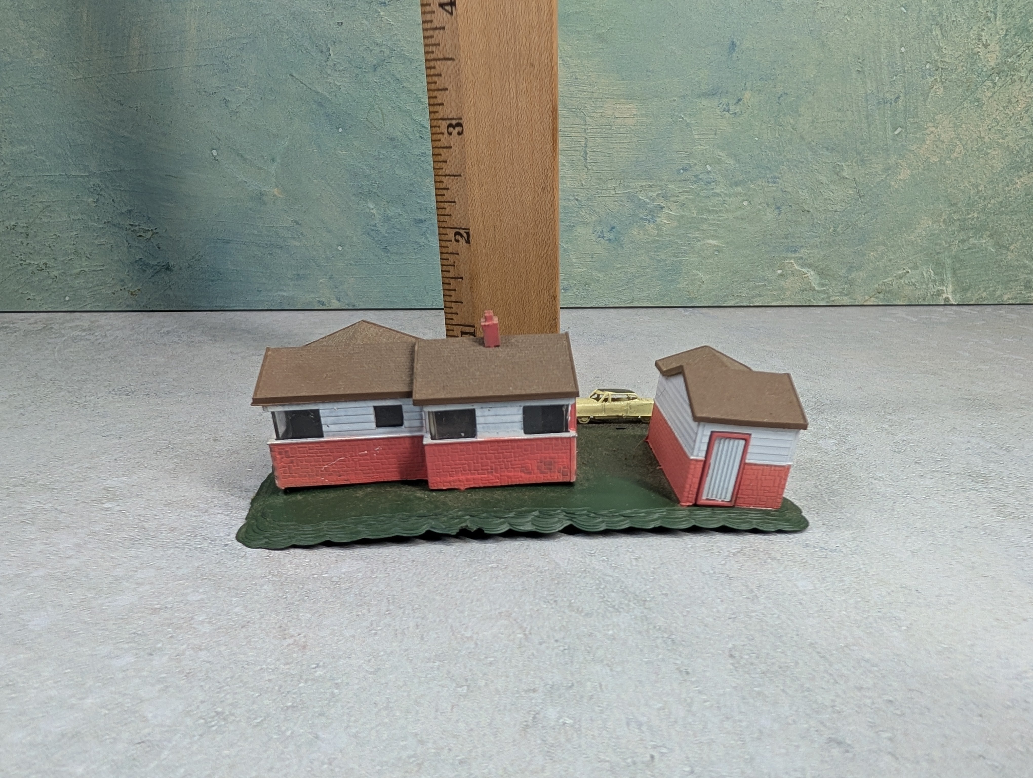 USED Bachmann N Scale White & Pink House w/ Garage & Car