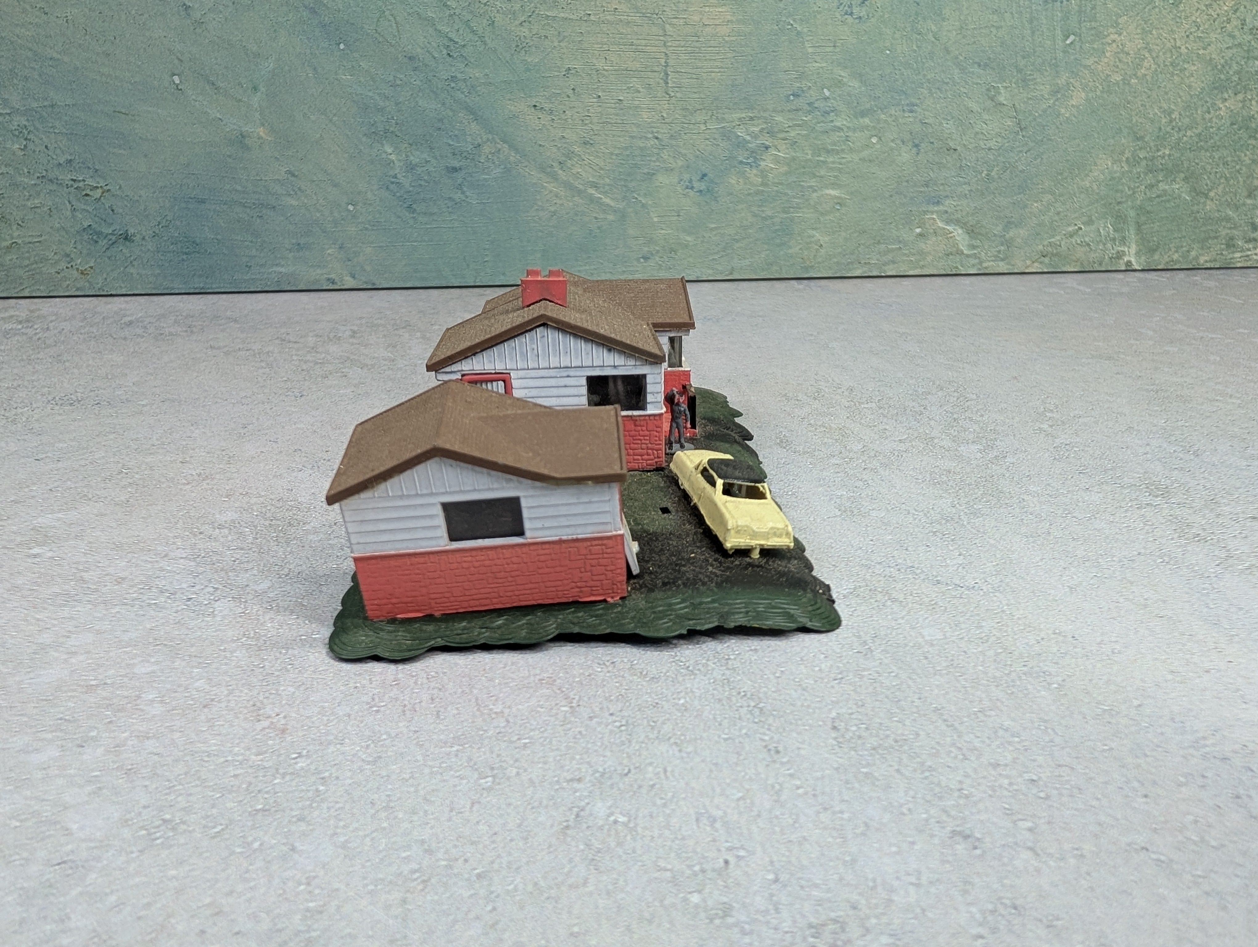 USED Bachmann N Scale White & Pink House w/ Garage & Car