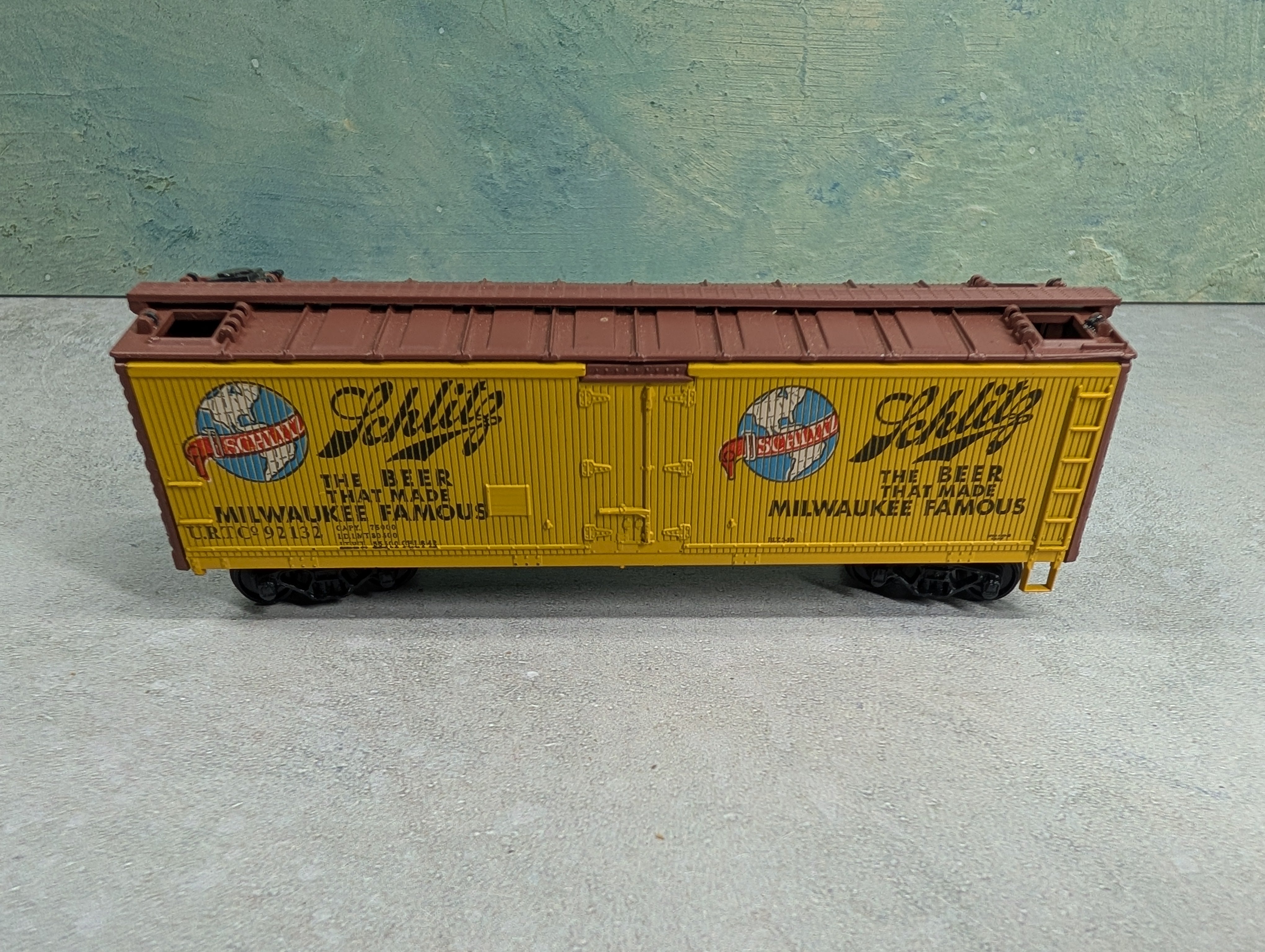 USED Athearn HO Scale 40' Wooden Reefer Box Car Schlitz URTCo #92132