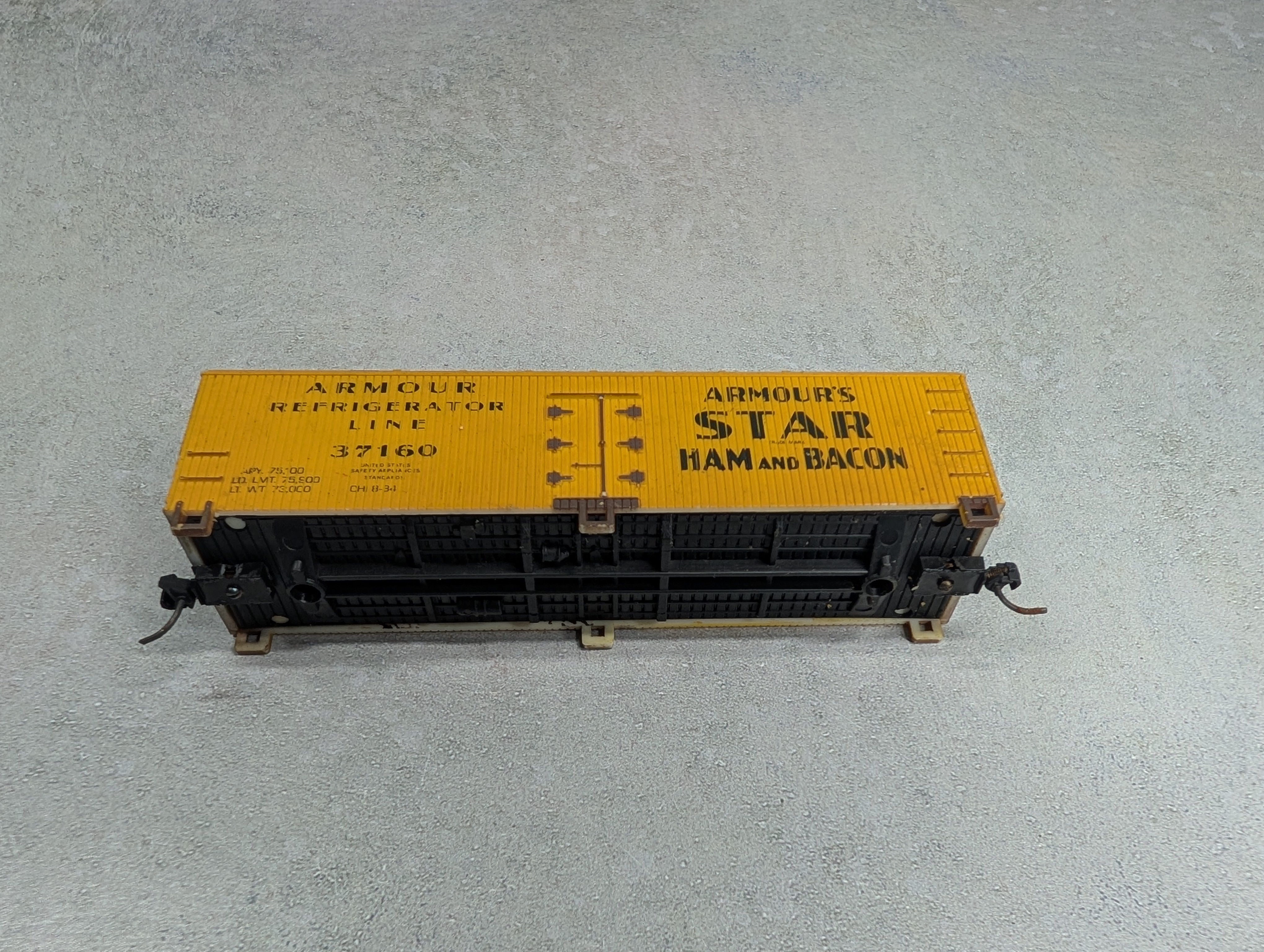 USED Life-Like HO Scale 38' Wooden Reefer Box Car Armour Refrigerator Line #37160 No Trucks