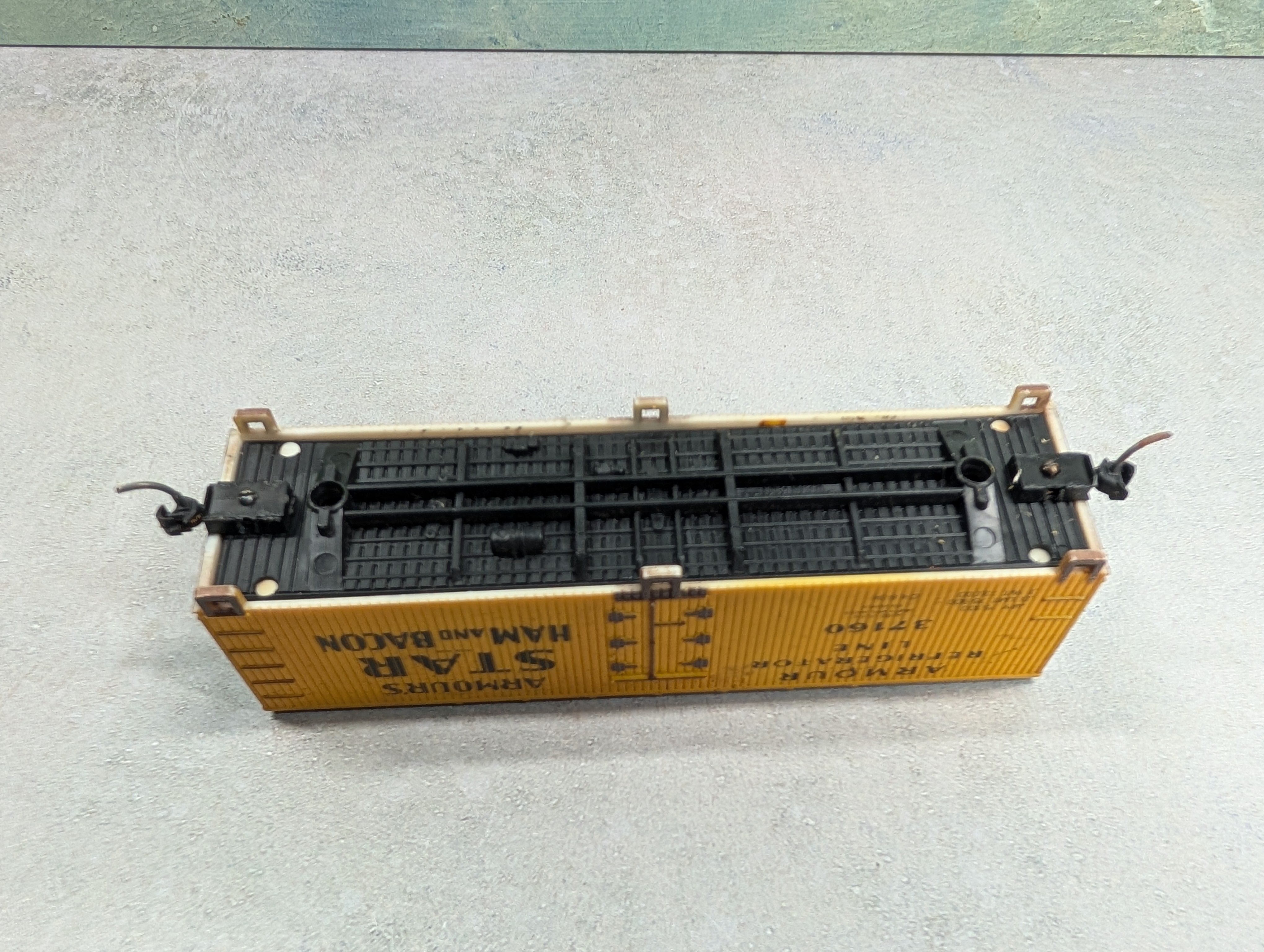 USED Life-Like HO Scale 38' Wooden Reefer Box Car Armour Refrigerator Line #37160 No Trucks