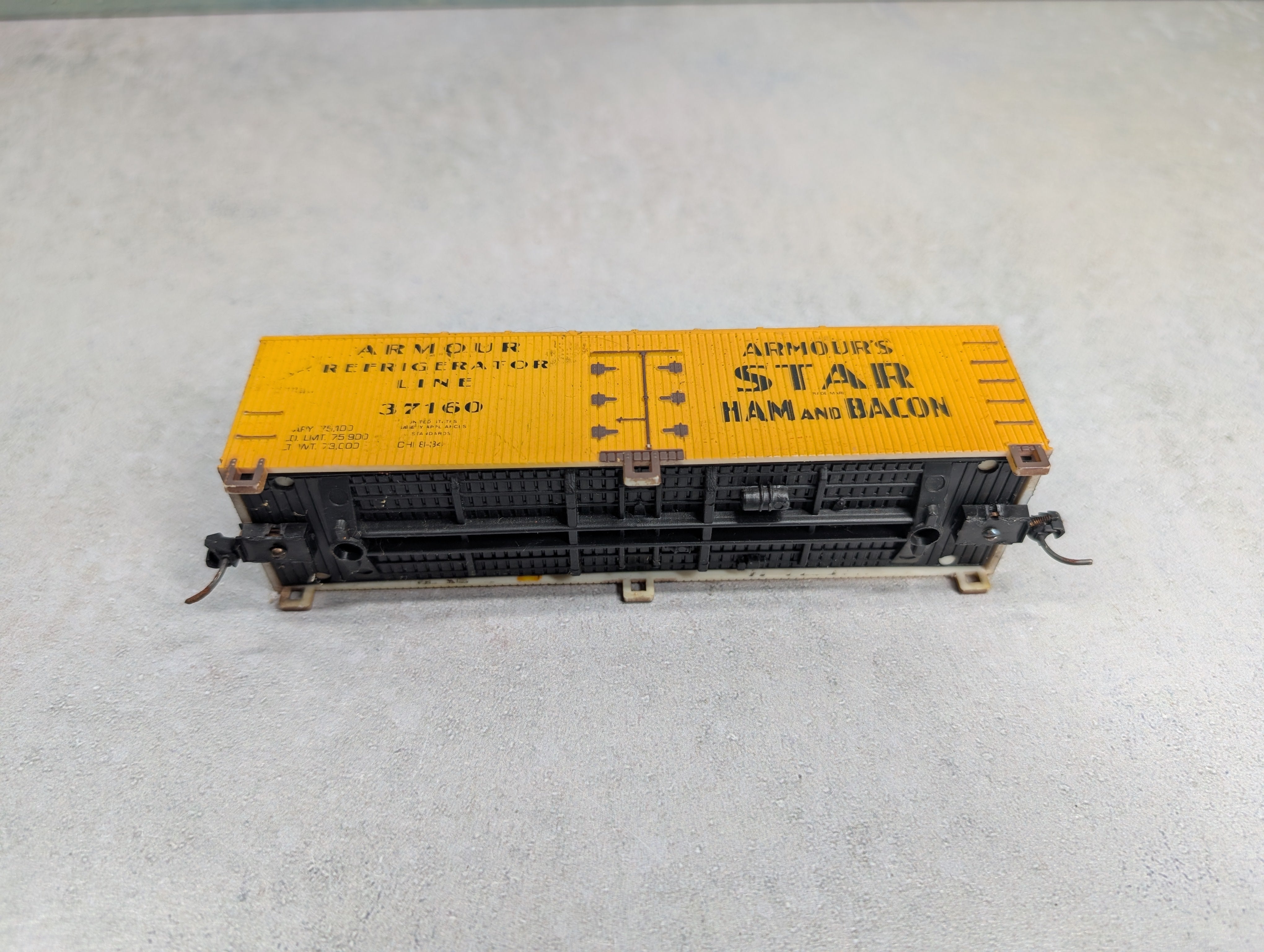 USED Life-Like HO Scale 38' Wooden Reefer Box Car Armour Refrigerator Line #37160 No Trucks