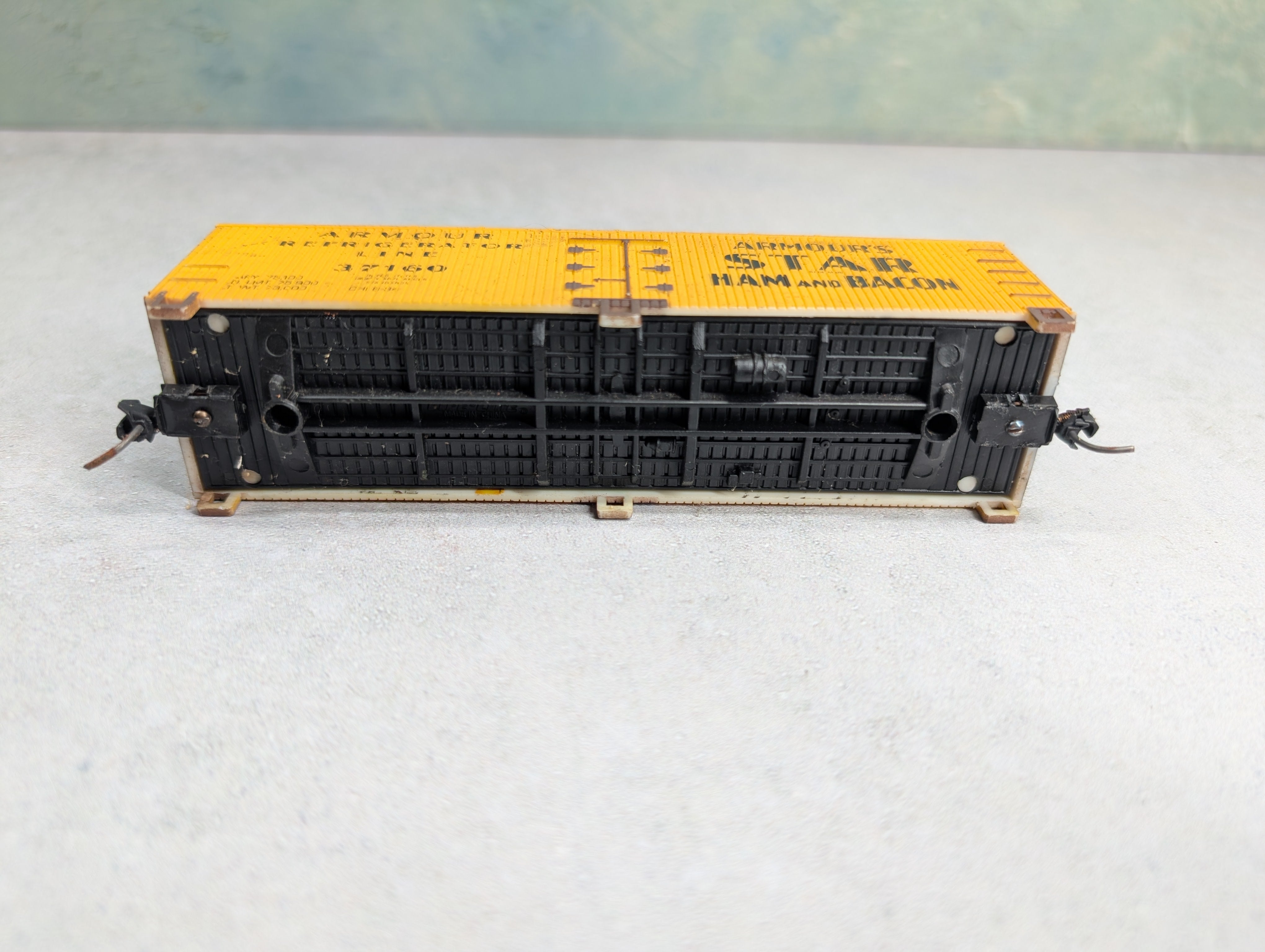 USED Life-Like HO Scale 38' Wooden Reefer Box Car Armour Refrigerator Line #37160 No Trucks