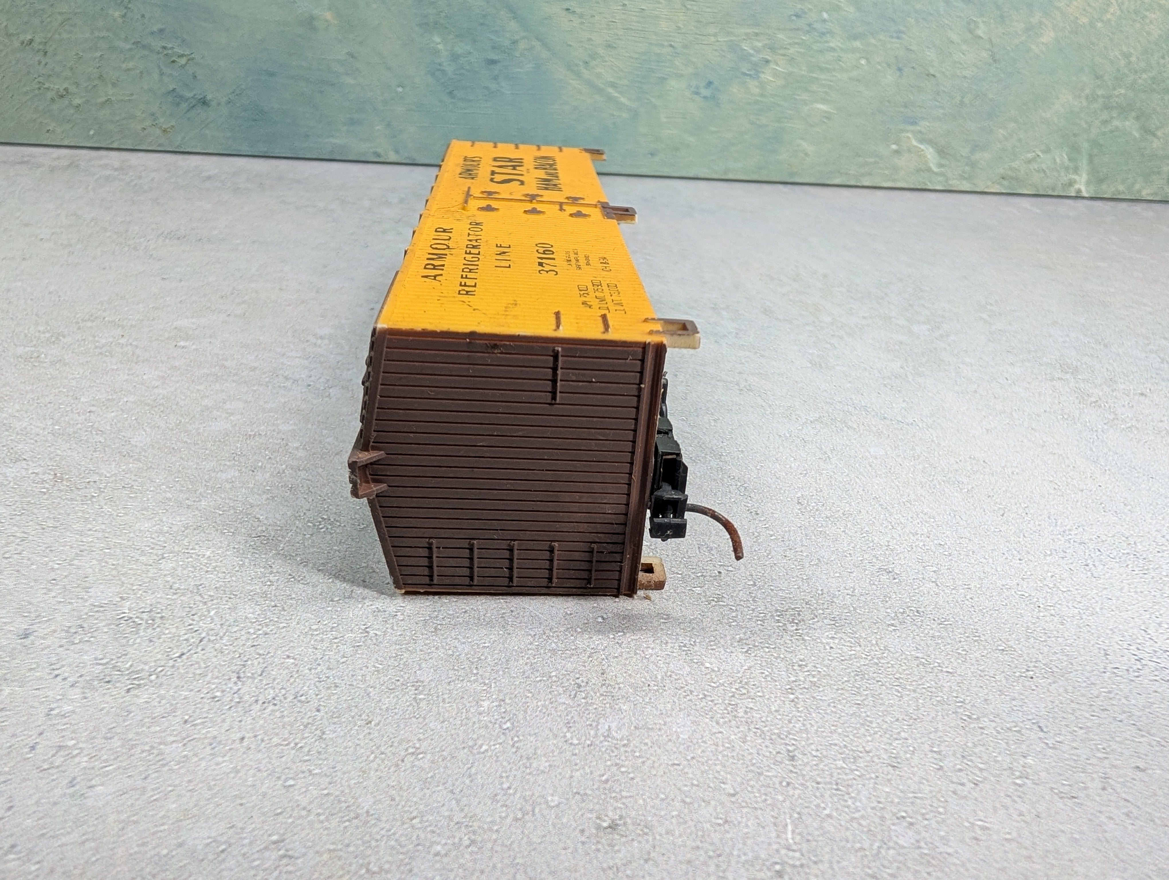 USED Life-Like HO Scale 38' Wooden Reefer Box Car Armour Refrigerator Line #37160 No Trucks