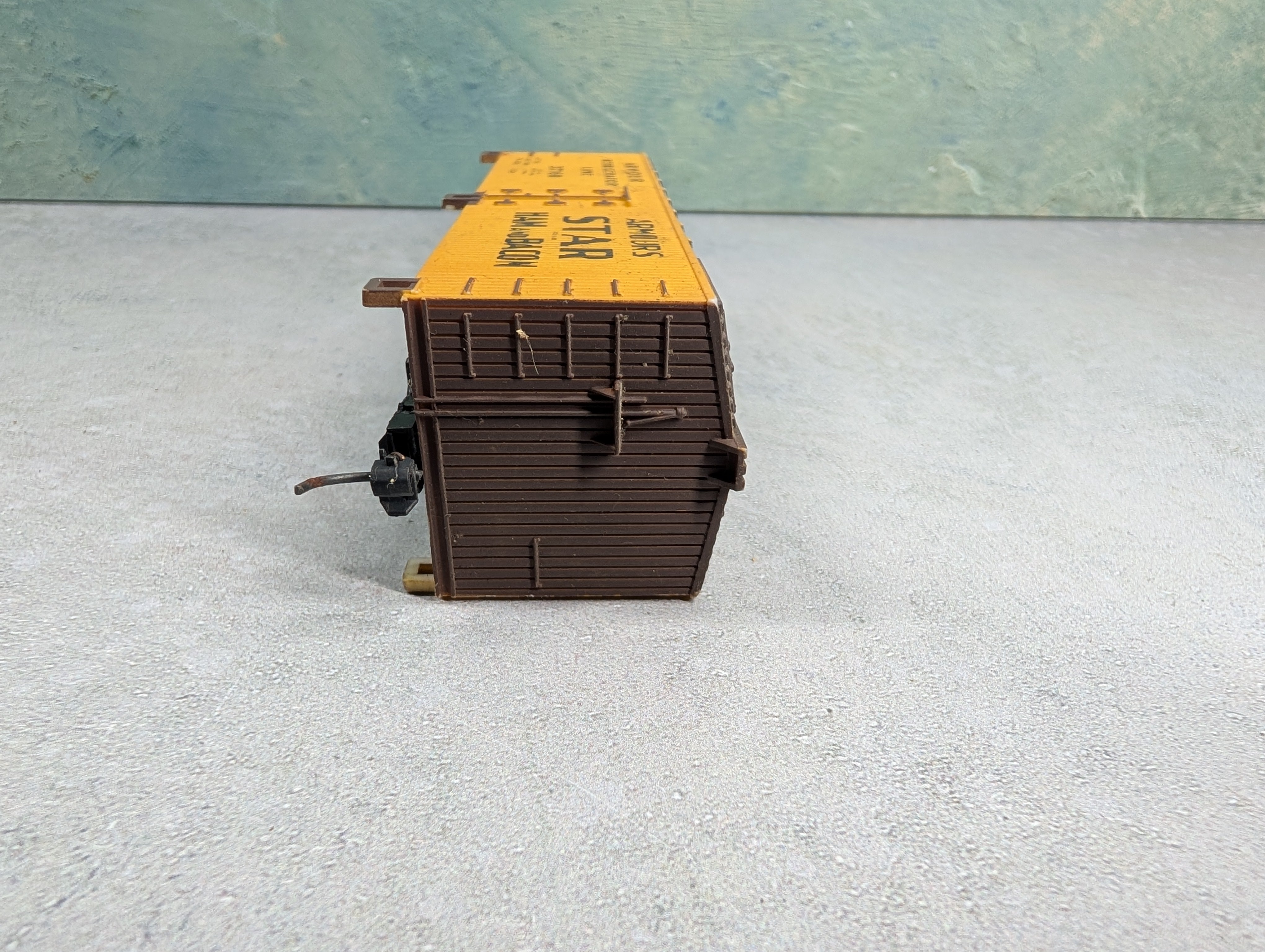 USED Life-Like HO Scale 38' Wooden Reefer Box Car Armour Refrigerator Line #37160 No Trucks