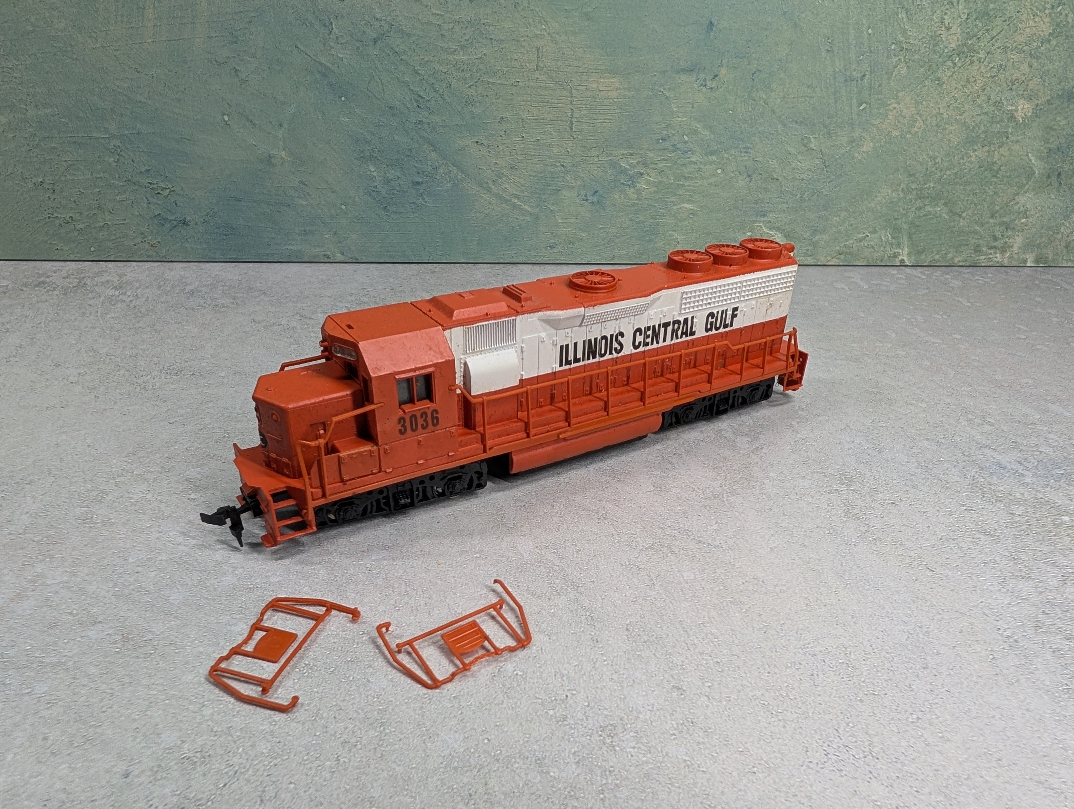 USED Bachmann HO Scale Diesel Locomotive Illinois Central Gulf #3036 Runs DC