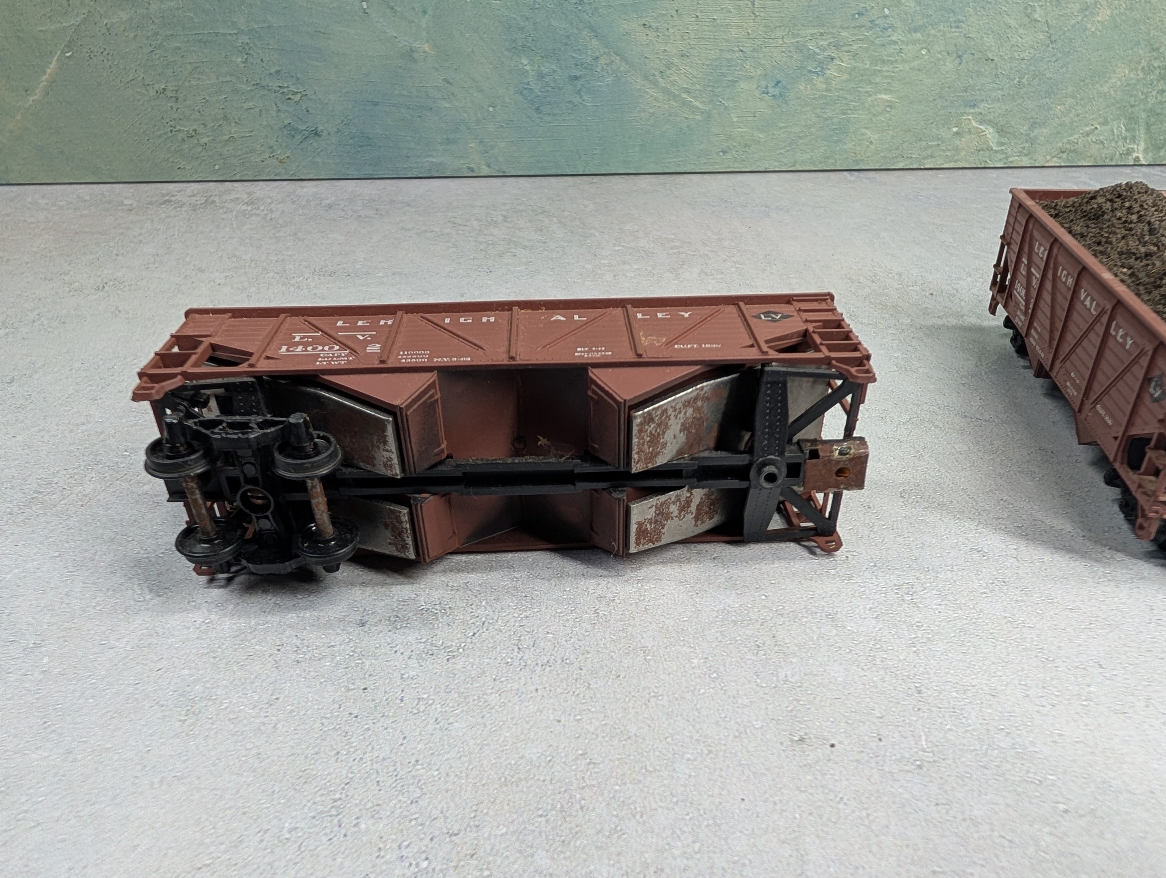 USED Athearn HO Scale Lot of Wooden Hoppers Lehigh Valley LV #14002 (3 pcs)