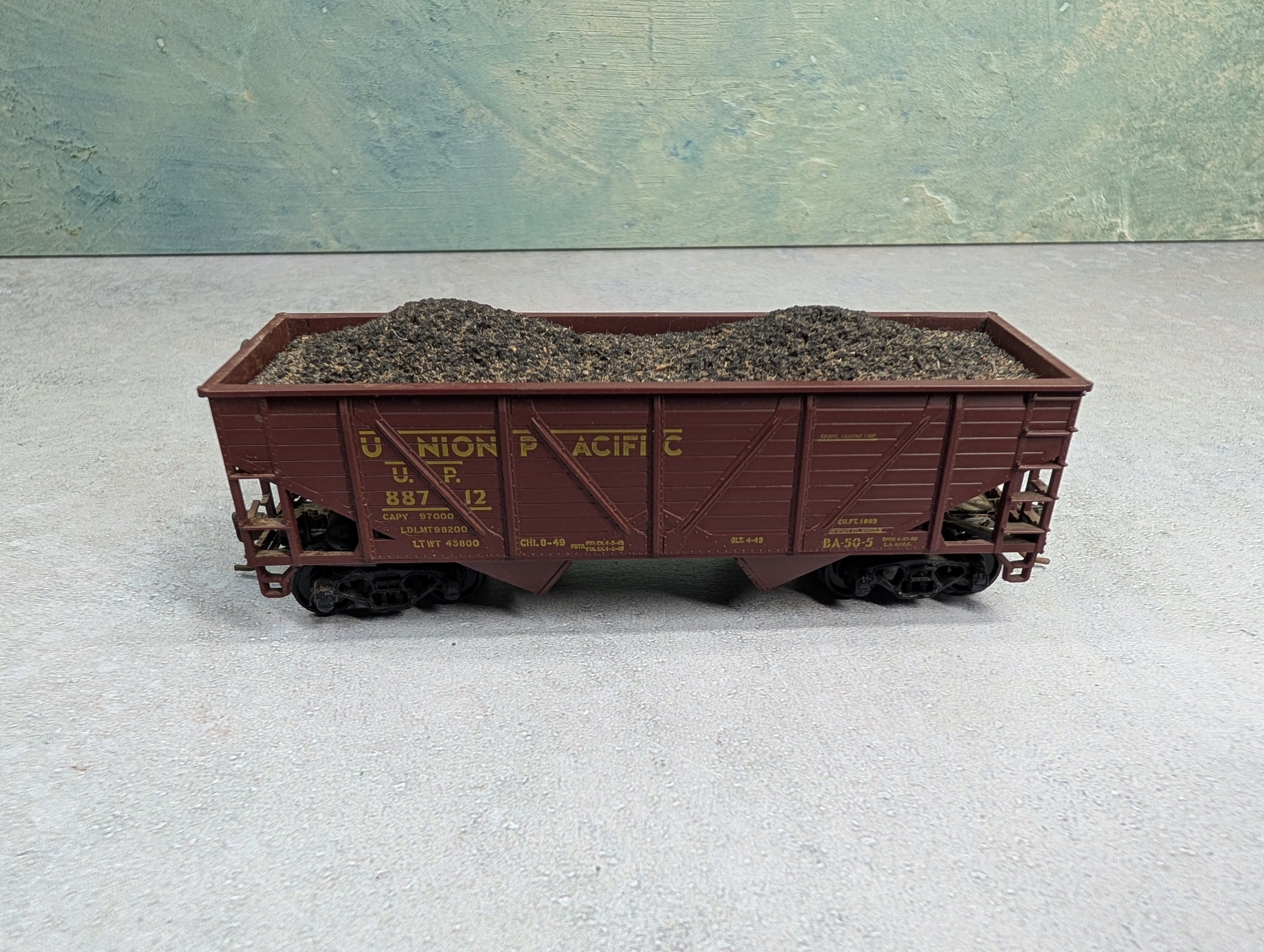 USED Athearn HO Scale 2 Bay Wooden Hopper Union Pacific UP #88712 w/ Coal Load