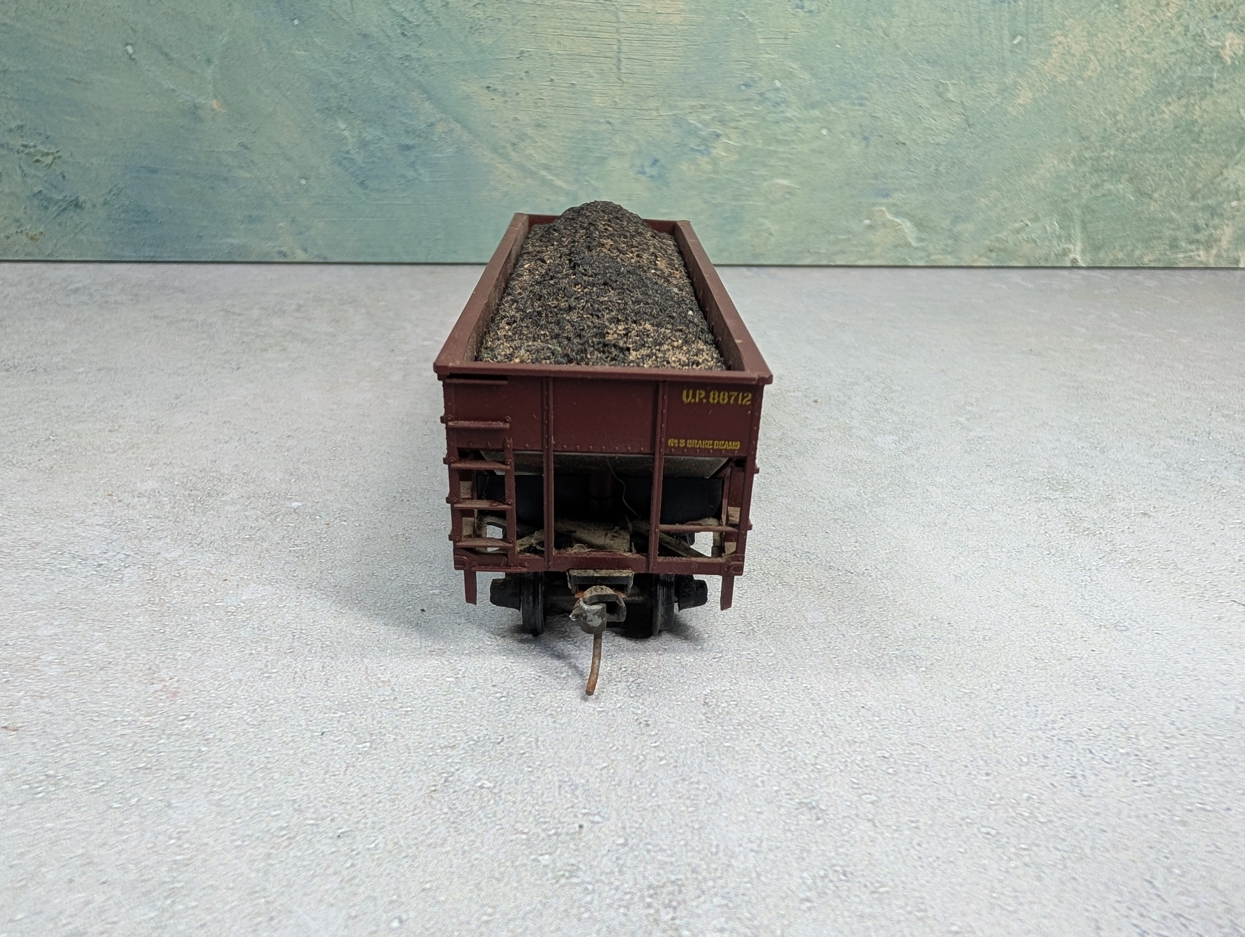 USED Athearn HO Scale 2 Bay Wooden Hopper Union Pacific UP #88712 w/ Coal Load