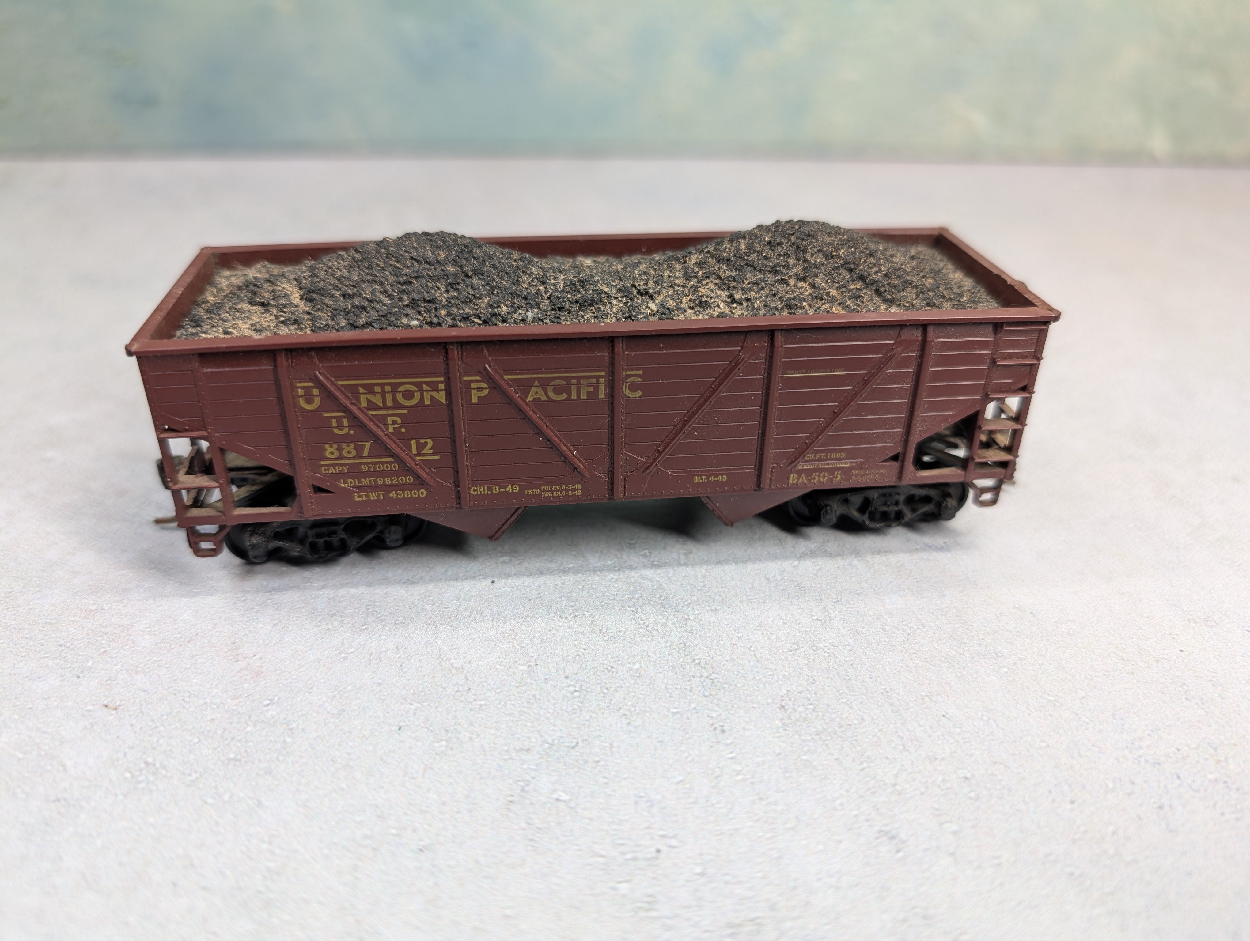 USED Athearn HO Scale 2 Bay Wooden Hopper Union Pacific UP #88712 w/ Coal Load