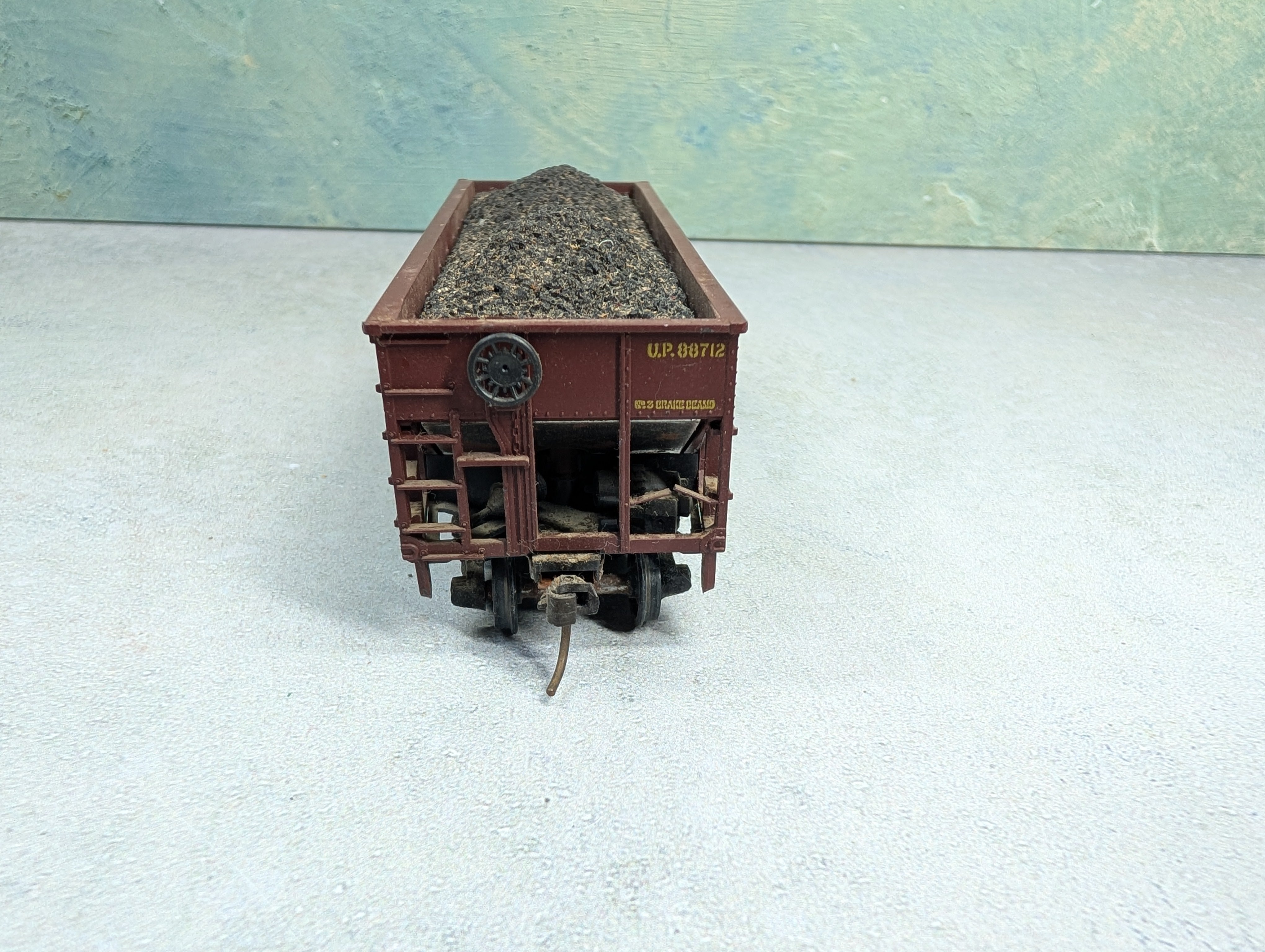 USED Athearn HO Scale 2 Bay Wooden Hopper Union Pacific UP #88712 w/ Coal Load