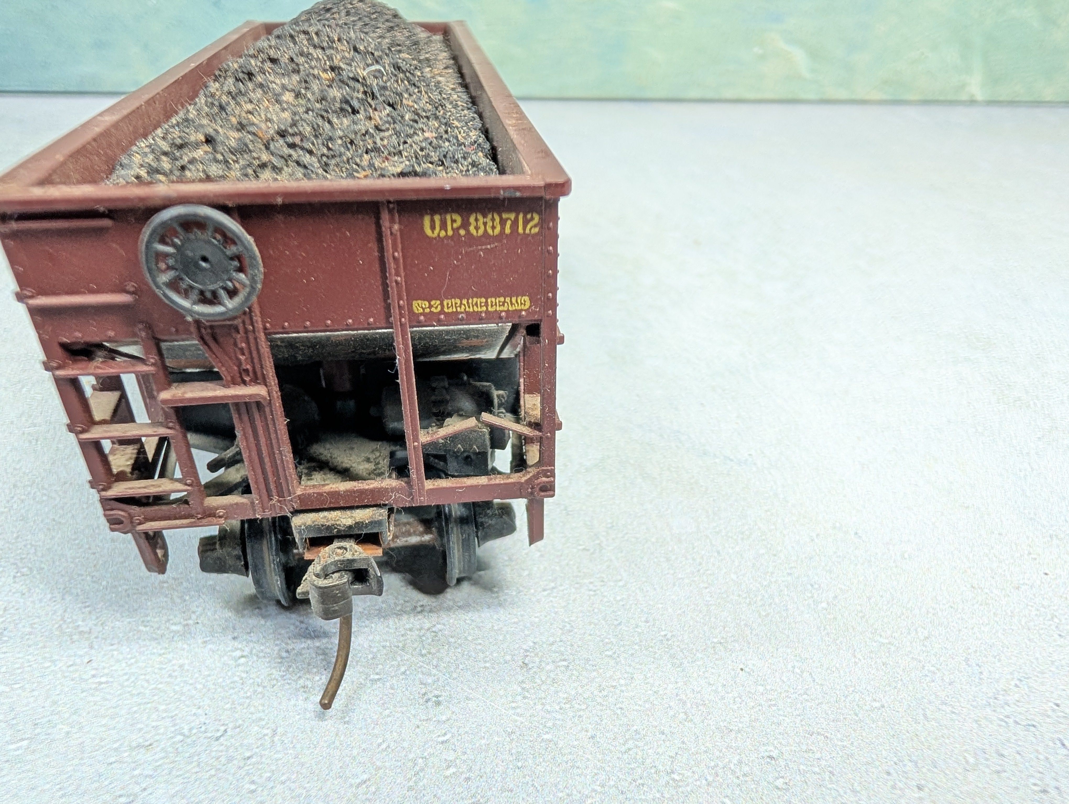 USED Athearn HO Scale 2 Bay Wooden Hopper Union Pacific UP #88712 w/ Coal Load