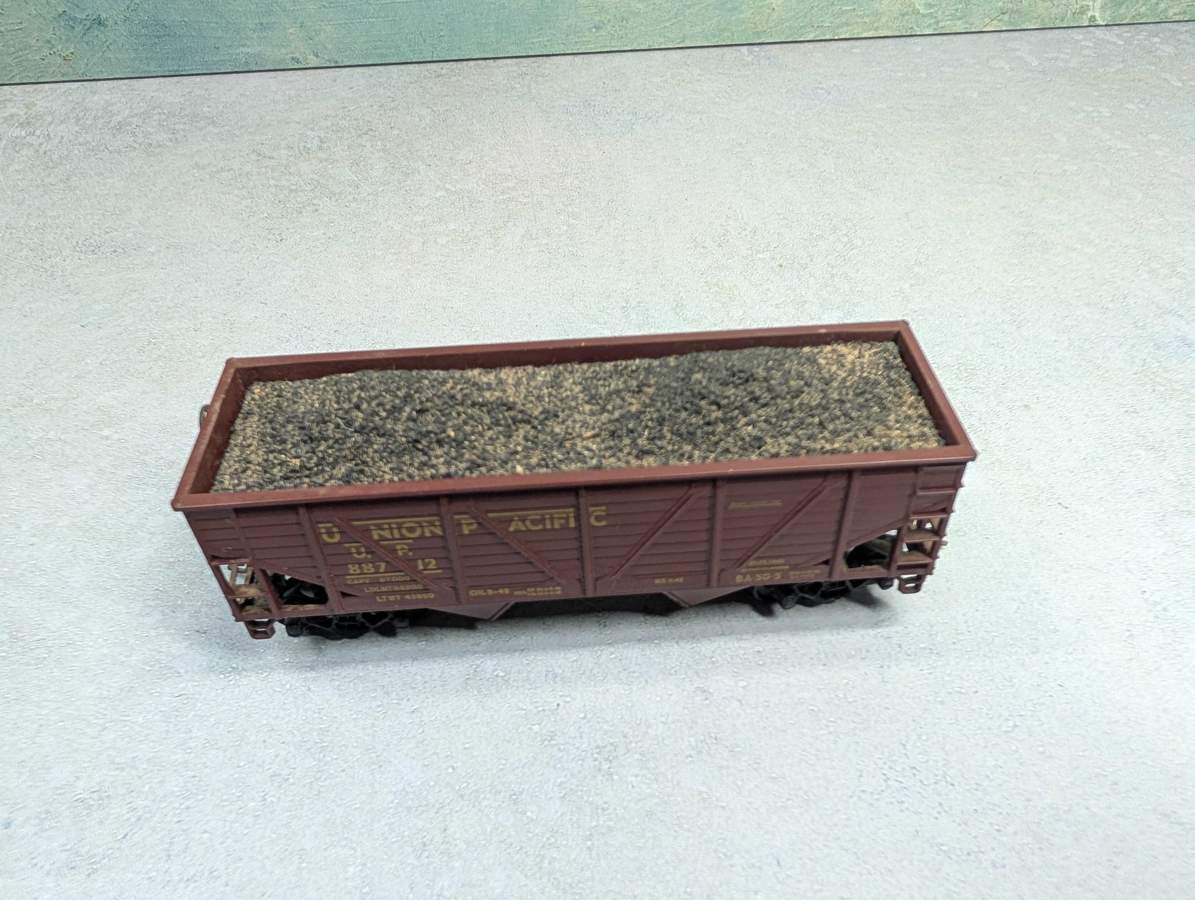 USED Athearn HO Scale 2 Bay Wooden Hopper Union Pacific UP #88712 w/ Coal Load