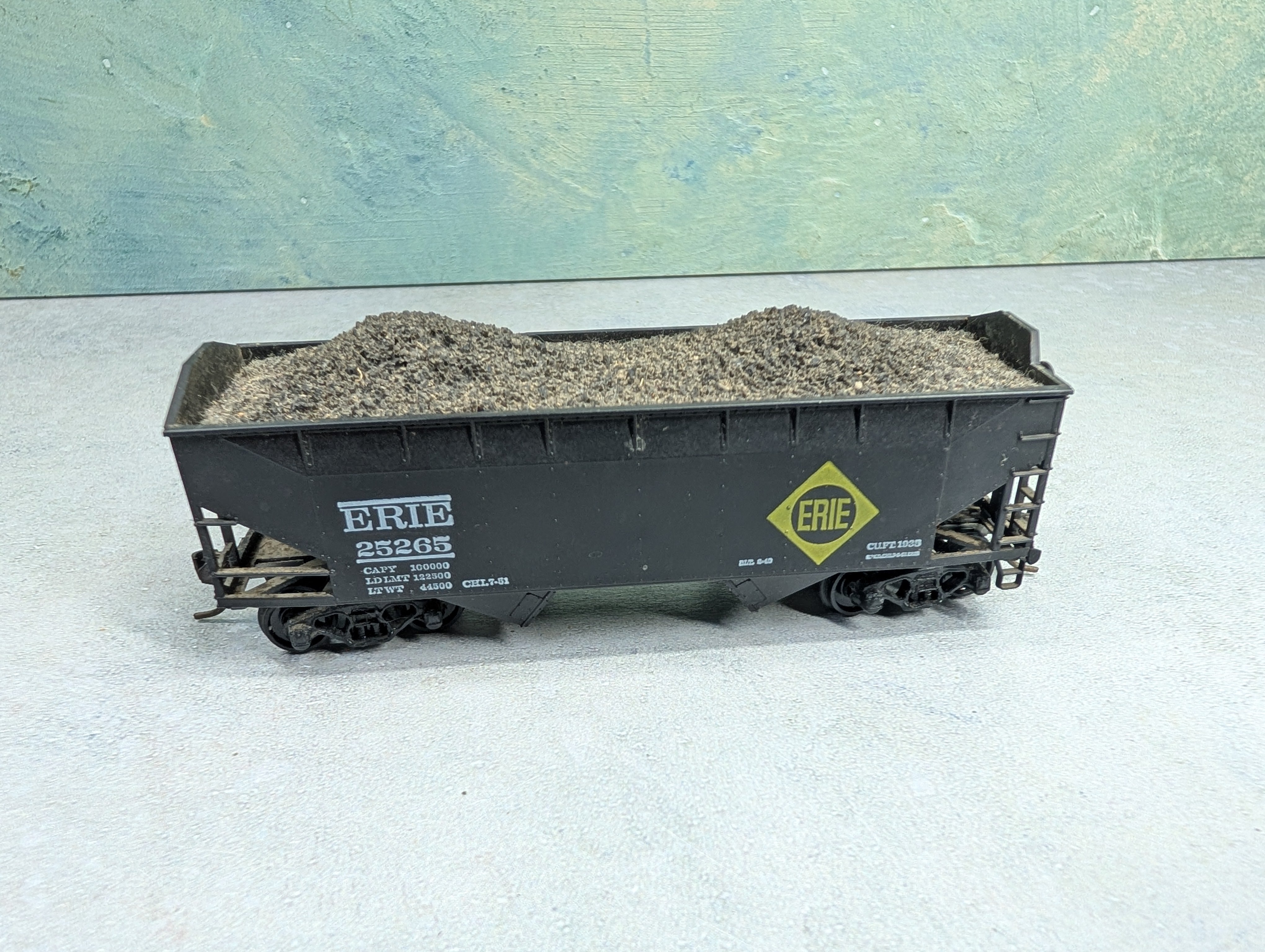 USED Athearn HO Scale 2 Bay Hopper Erie #25265 w/ Coal Load