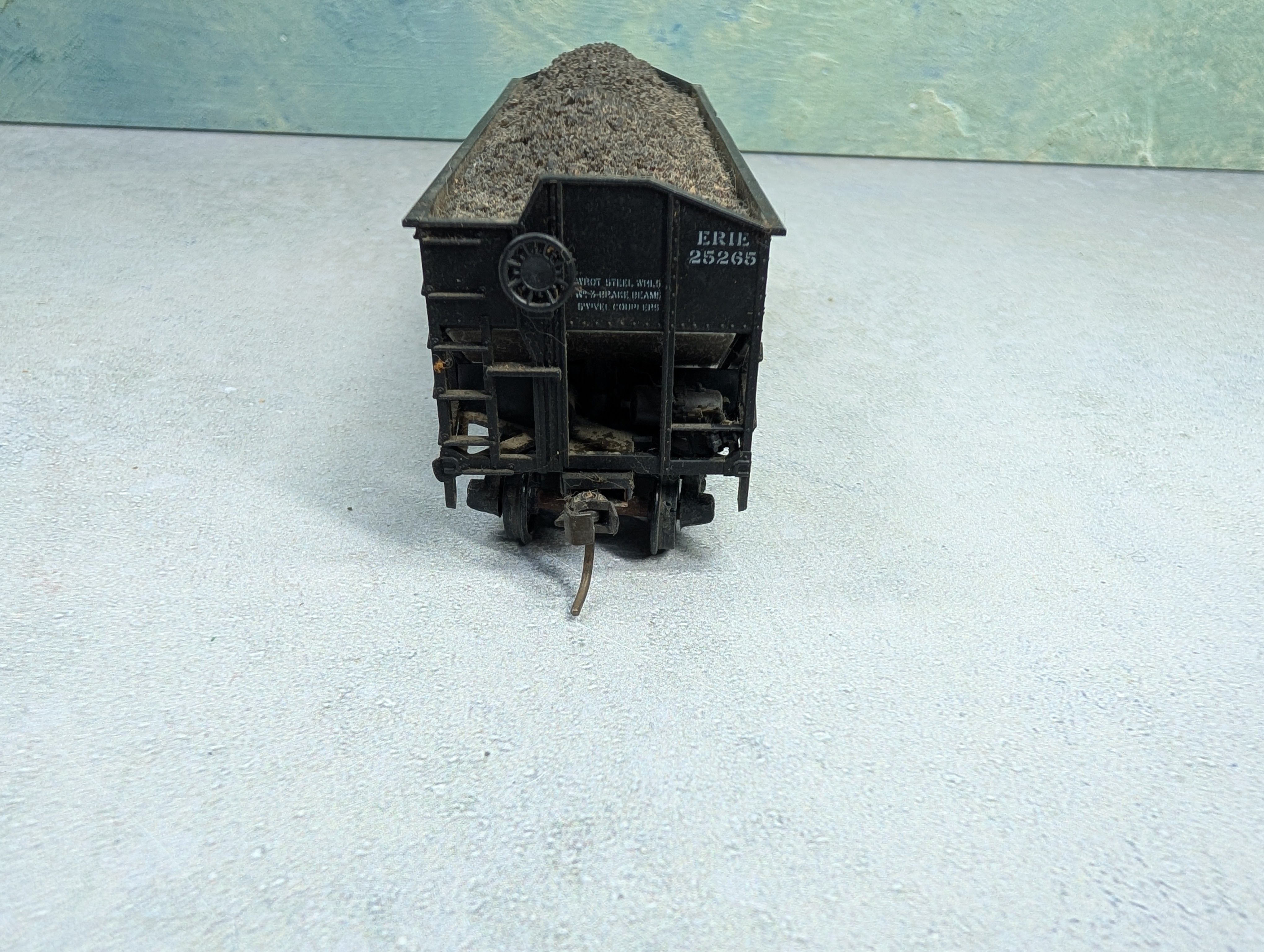 USED Athearn HO Scale 2 Bay Hopper Erie #25265 w/ Coal Load