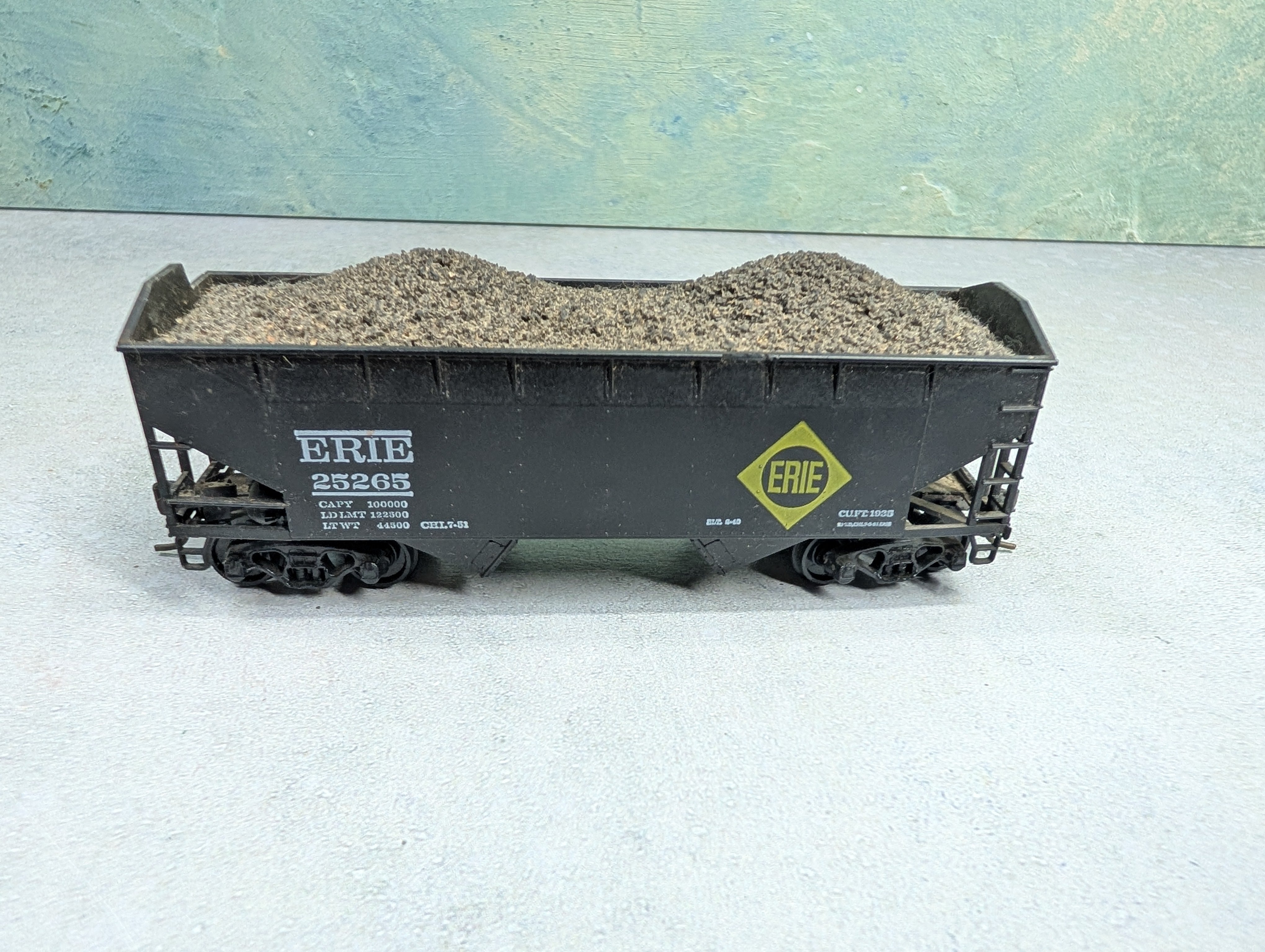 USED Athearn HO Scale 2 Bay Hopper Erie #25265 w/ Coal Load