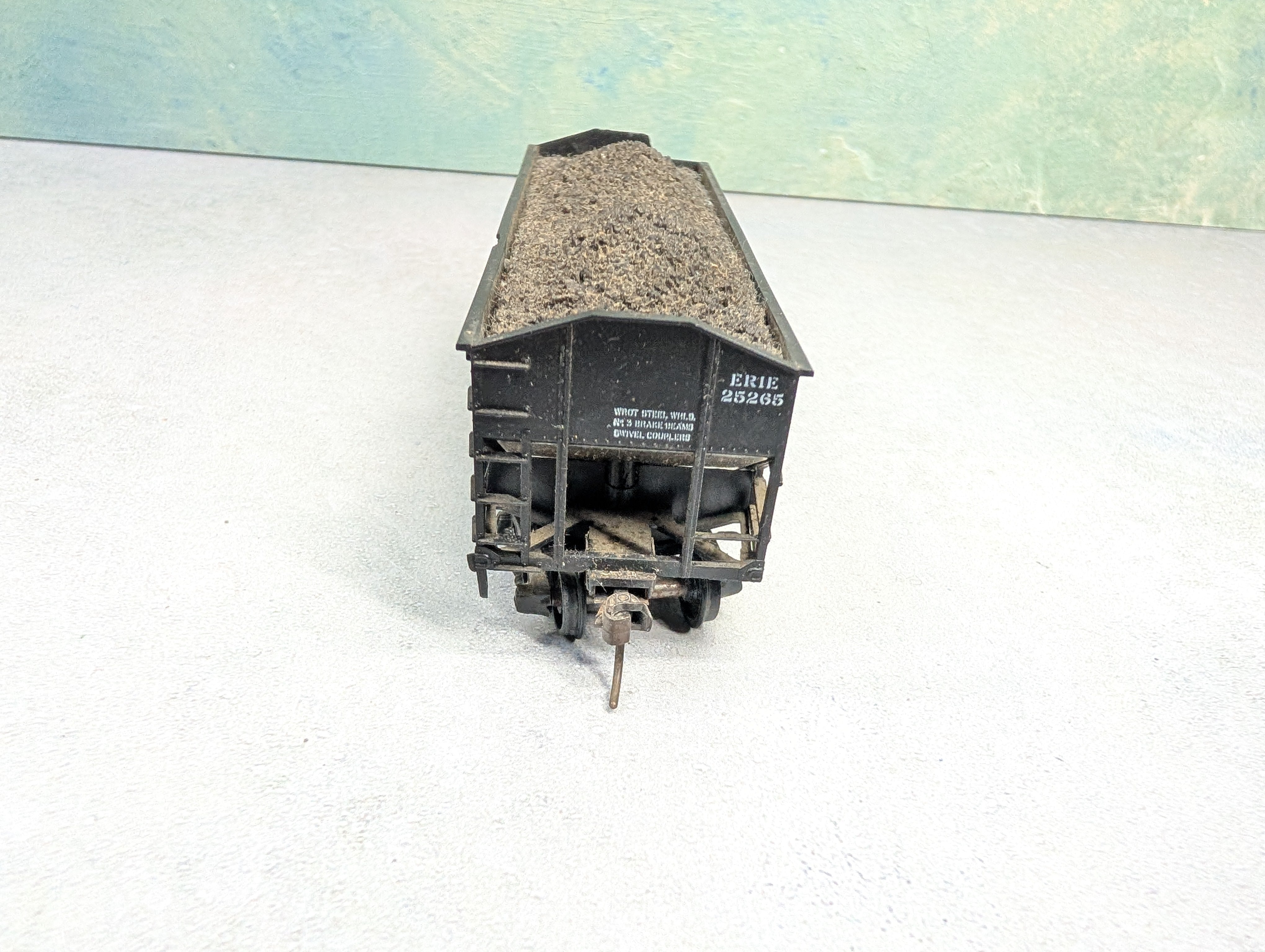 USED Athearn HO Scale 2 Bay Hopper Erie #25265 w/ Coal Load