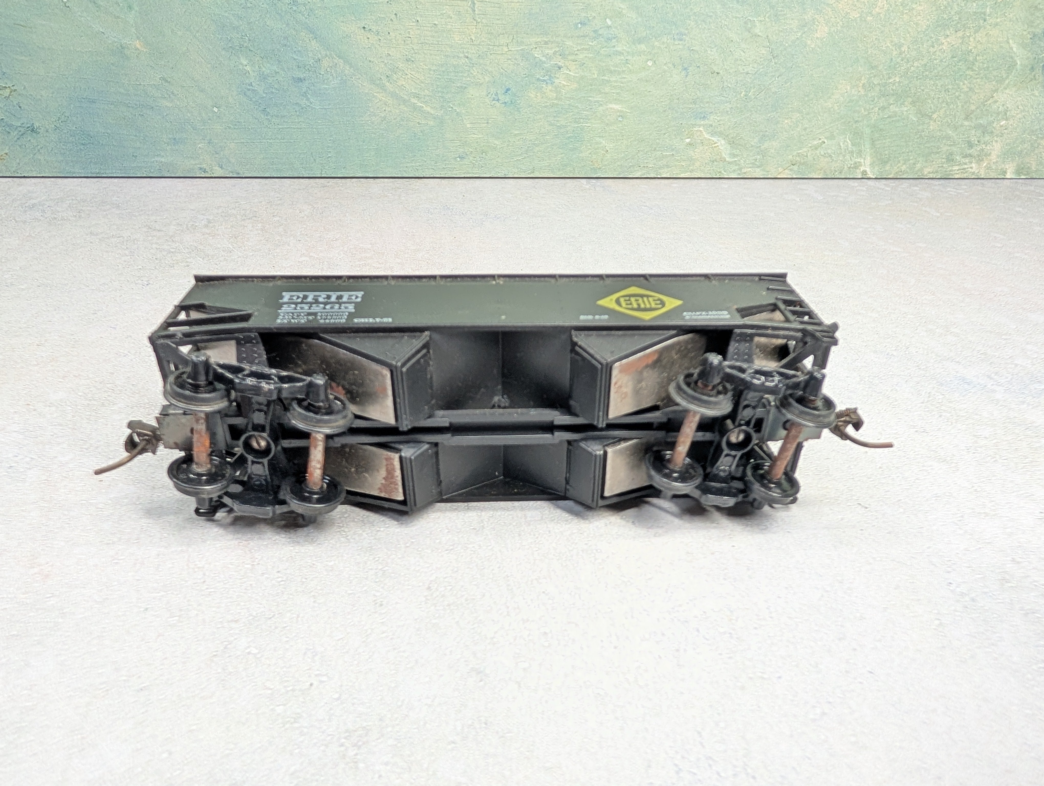 USED Athearn HO Scale 2 Bay Hopper Erie #25265 w/ Coal Load