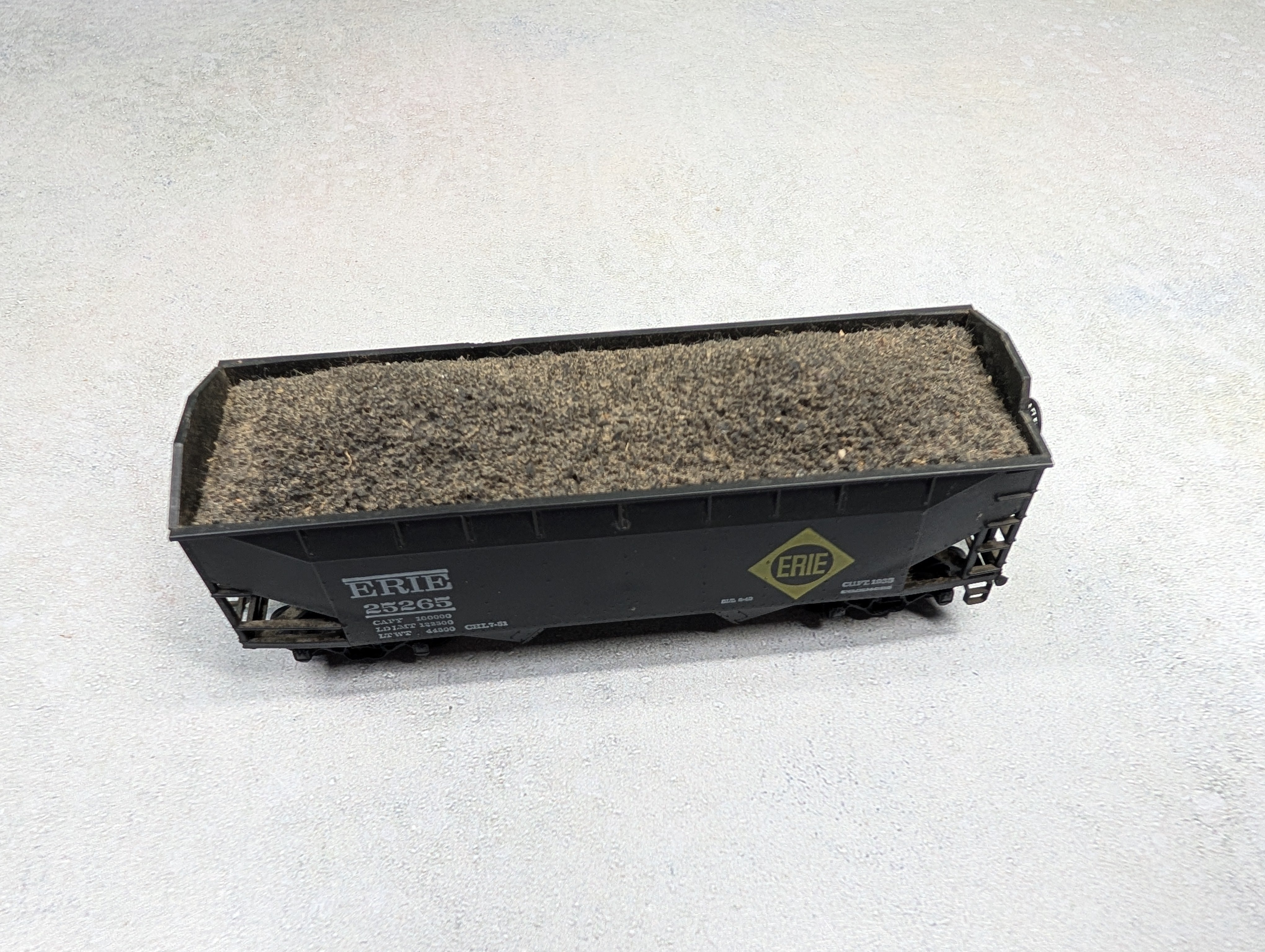 USED Athearn HO Scale 2 Bay Hopper Erie #25265 w/ Coal Load