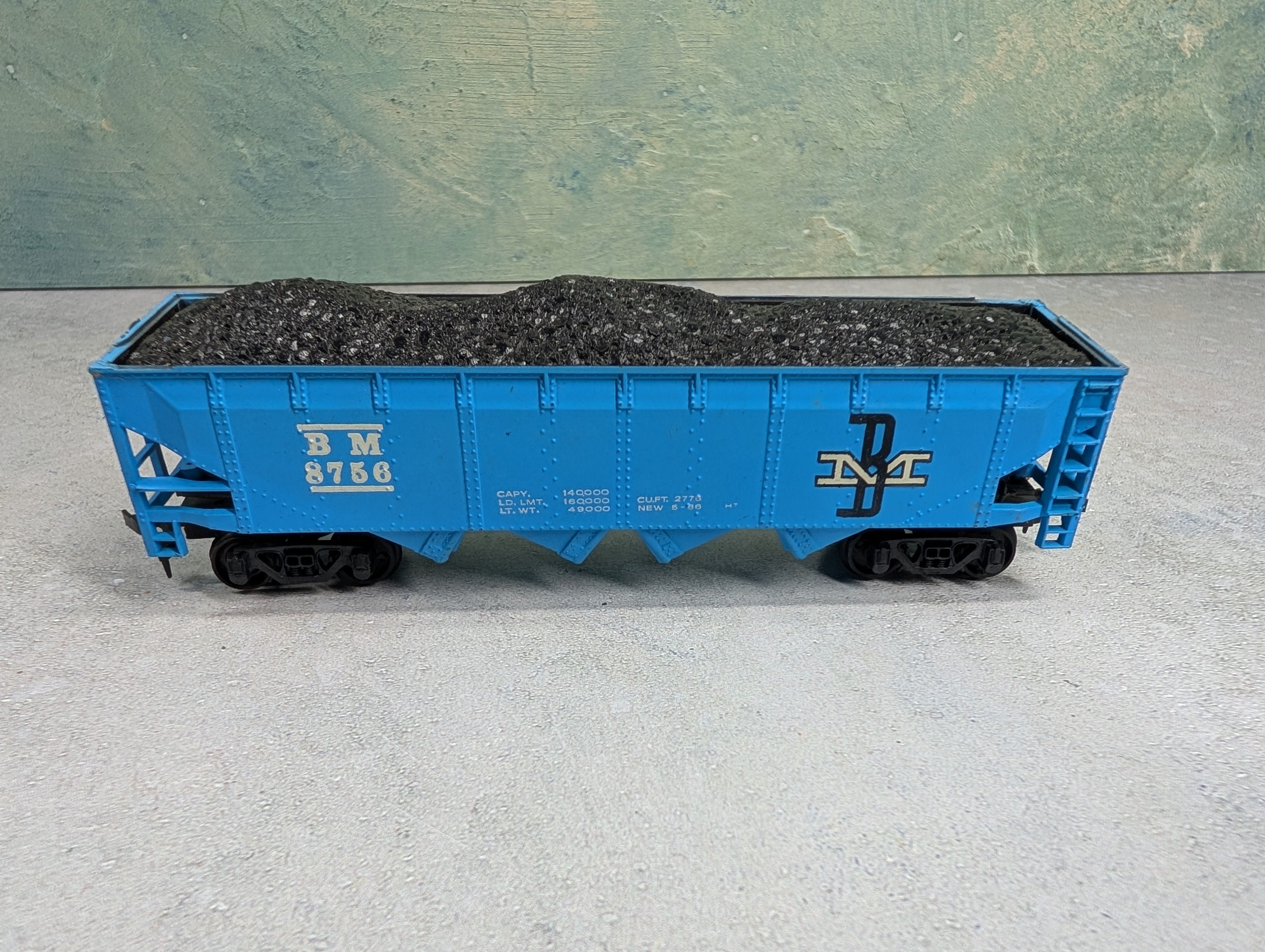 USED Lionel HO Scale Quad Hopper Boston and Maine BM #8756 w/ Coal Load