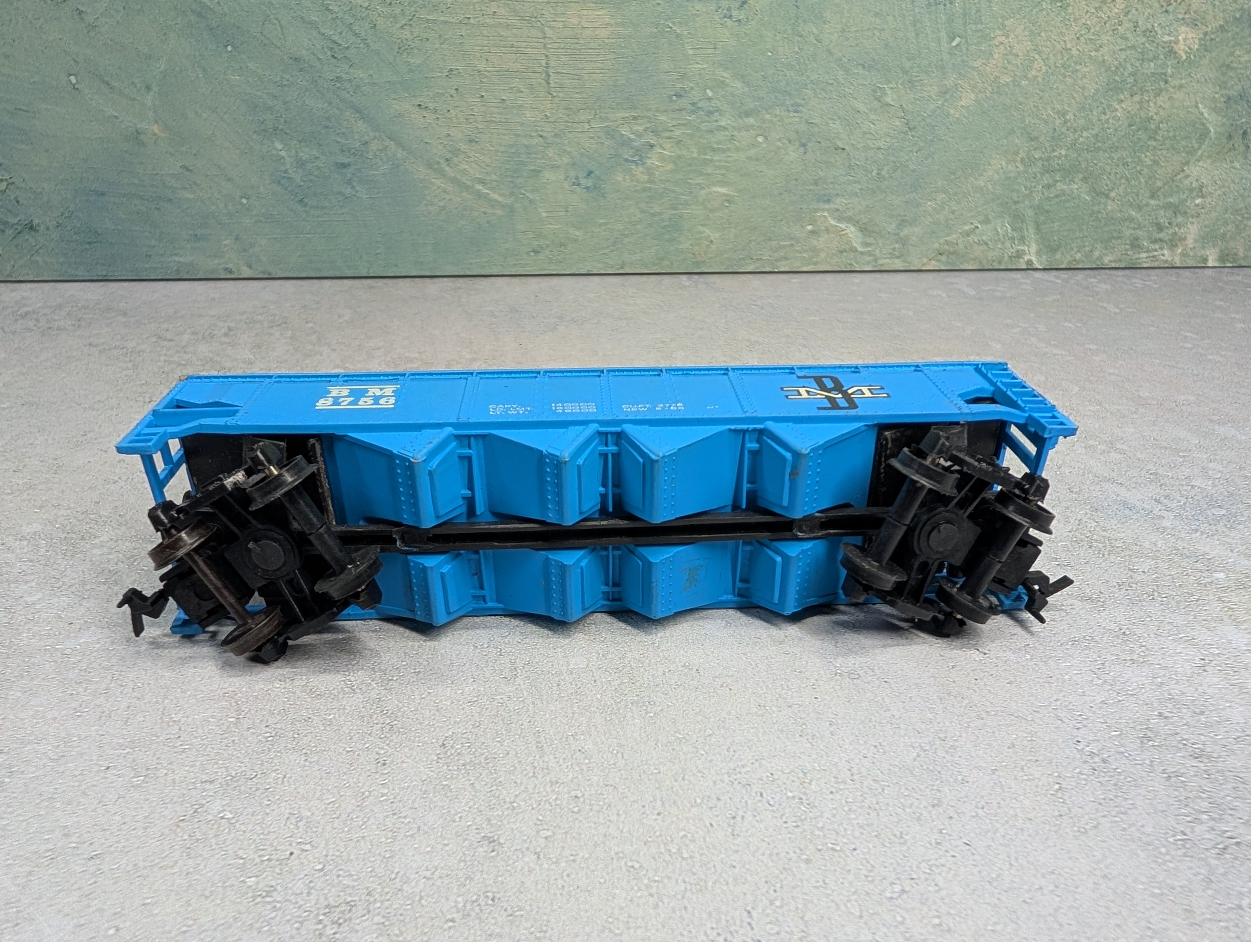 USED Lionel HO Scale Quad Hopper Boston and Maine BM #8756 w/ Coal Load