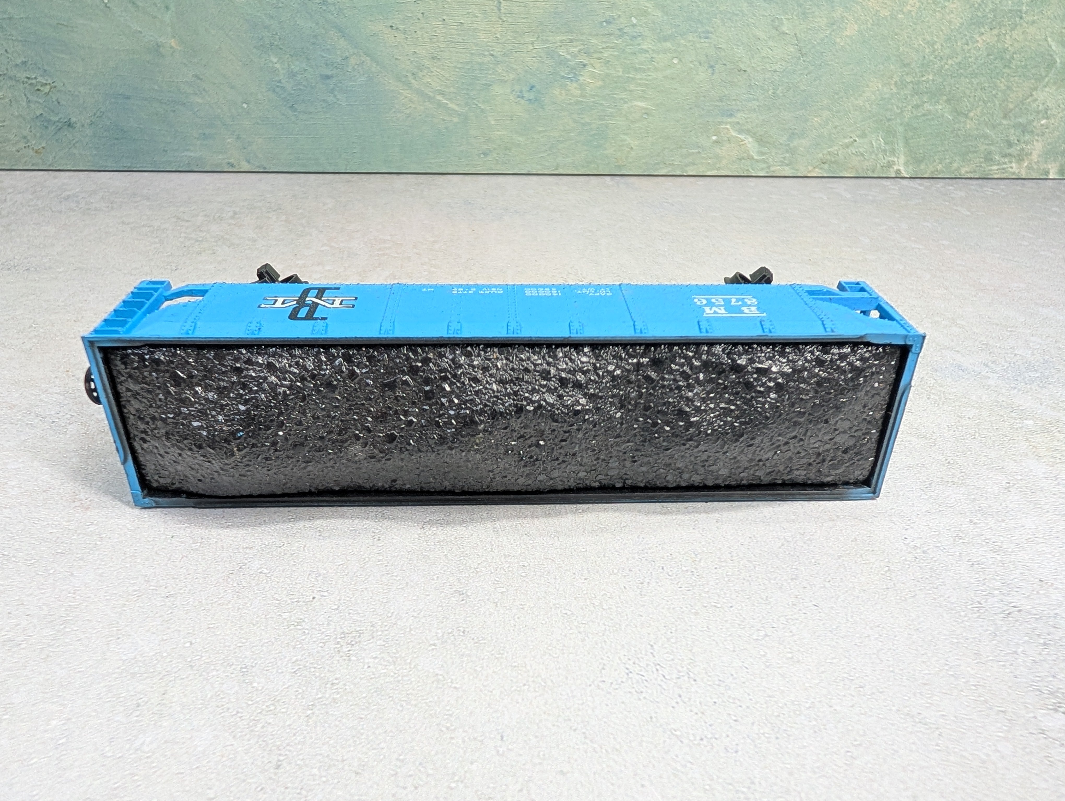 USED Lionel HO Scale Quad Hopper Boston and Maine BM #8756 w/ Coal Load