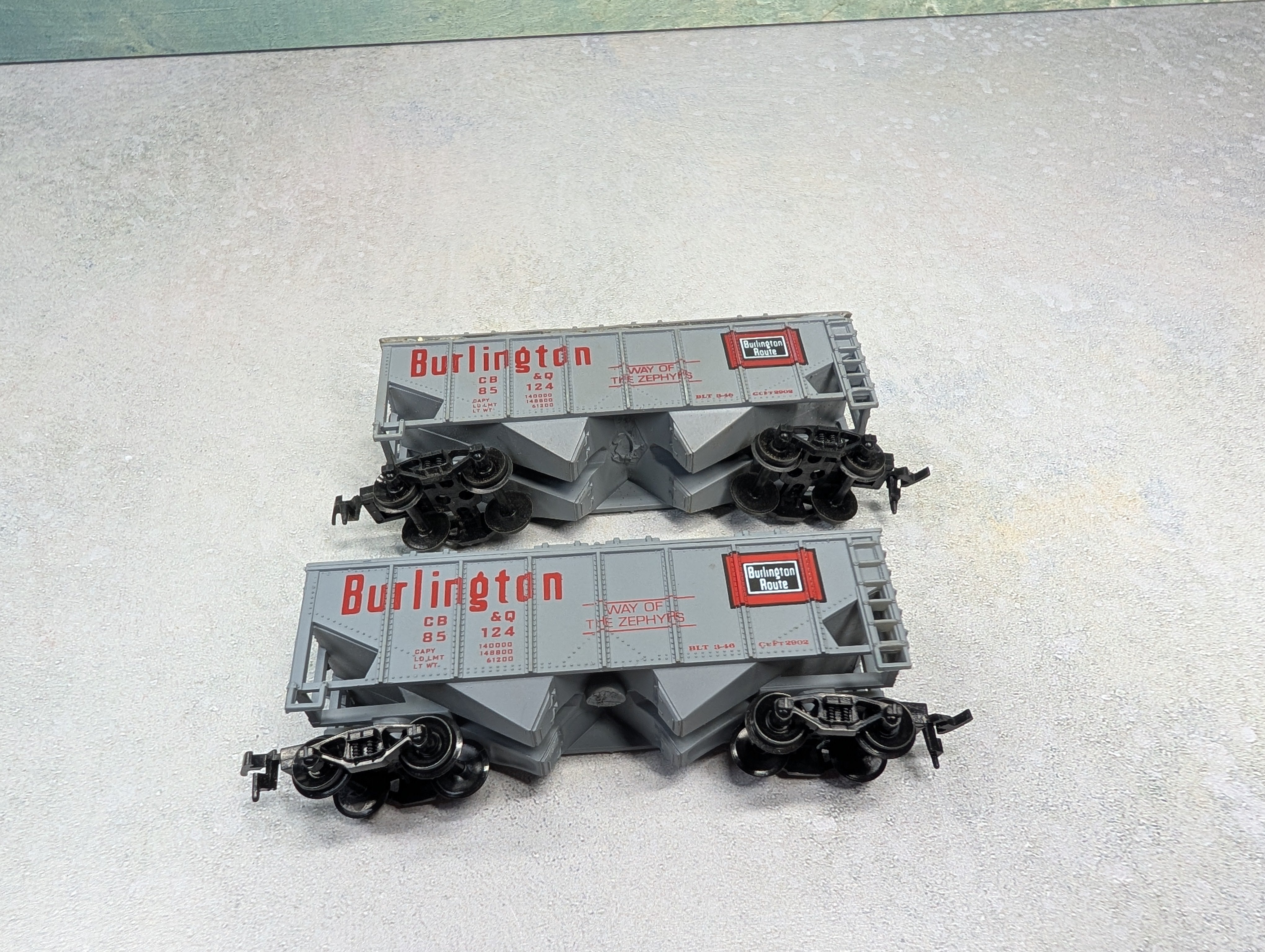 USED Life-Like HO Scale Lot of 2 Bay Covered Hoppers Burlington CB&Q #85124 (2 pcs)